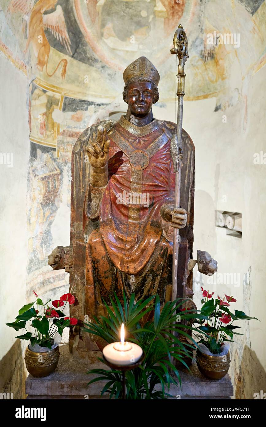 Verona Veneto Italia. La Basilica di San Zeno. La statua di San Zeno sorridente Foto Stock