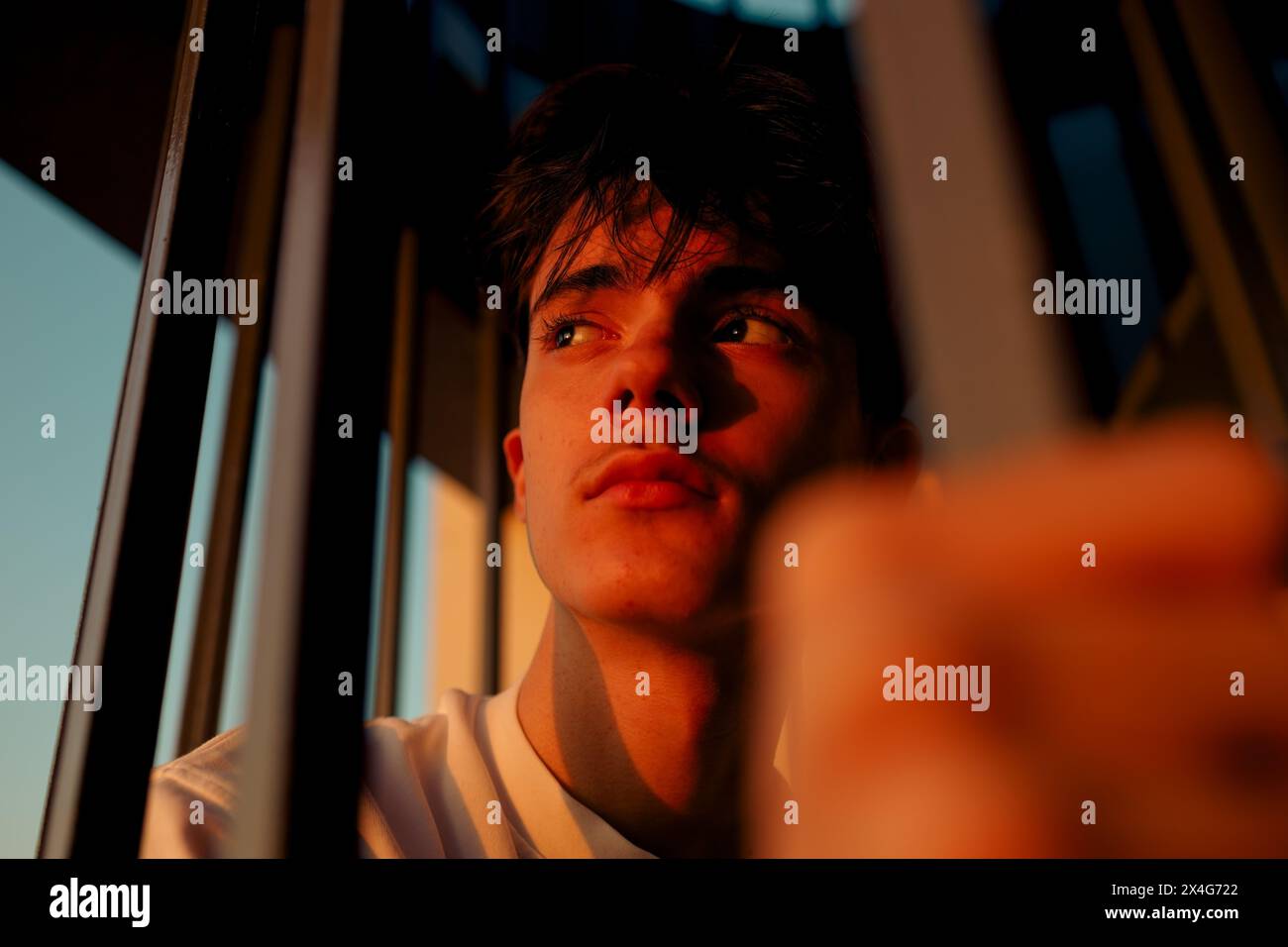 Ritratto di un giovane alla luce del tramonto Foto Stock