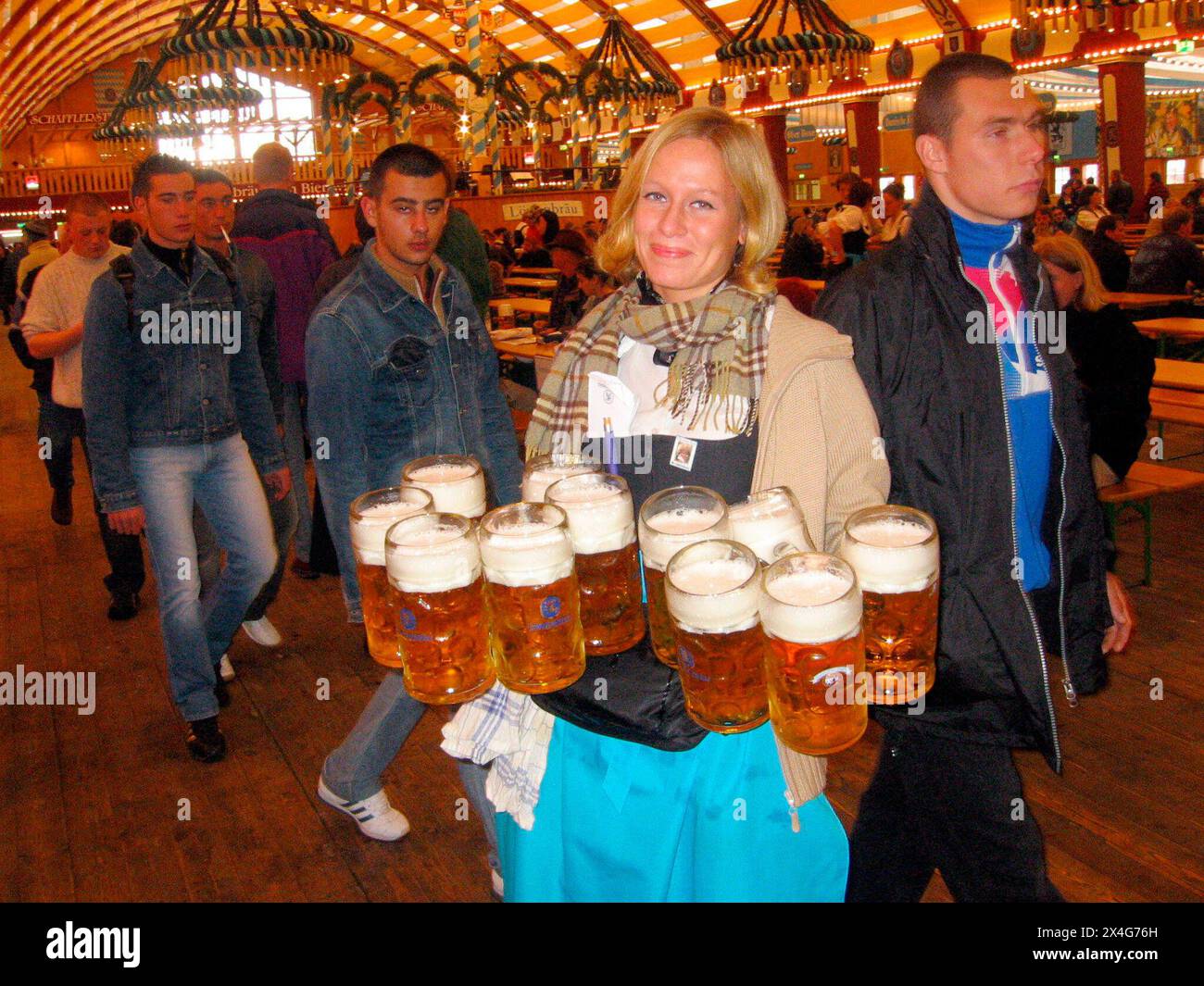 DATA DI REGISTRAZIONE NON INDICATA bere birra da una lattina o da un bicchiere, bevande alcoliche e bevande rinfrescanti bere birra da una lattina o da un bicchiere Foto Stock