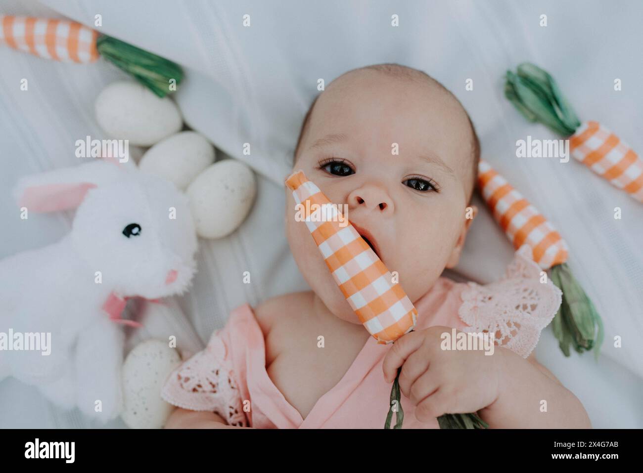 Bambino curioso con giocattoli di Pasqua, alla scoperta delle gioie delle vacanze Foto Stock