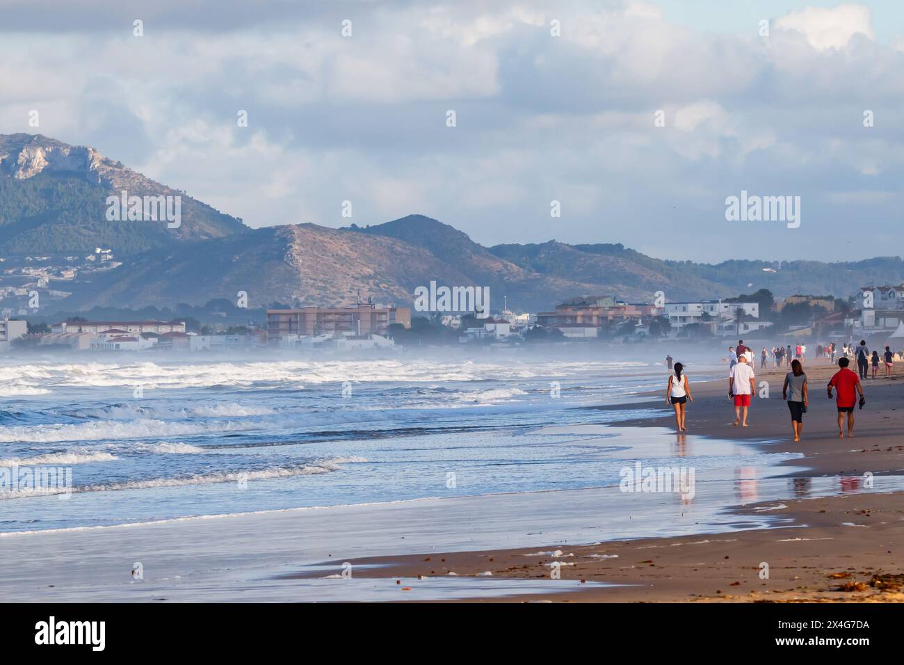 Gente che cammina sulla spiaggia di Les Marines, Denia. Foto Stock