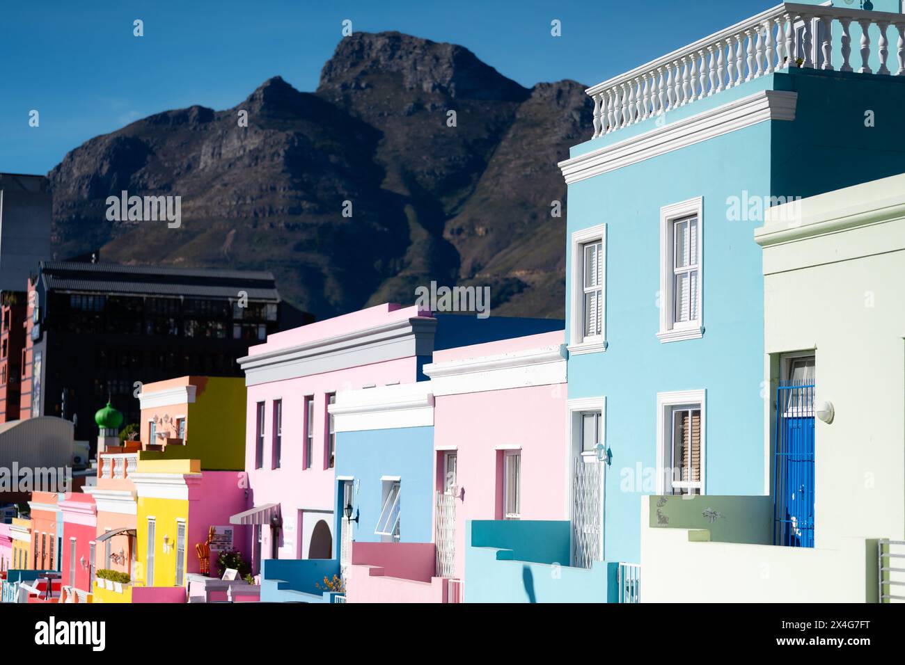 Quartiere di BoKaap con Table Mountain Foto Stock