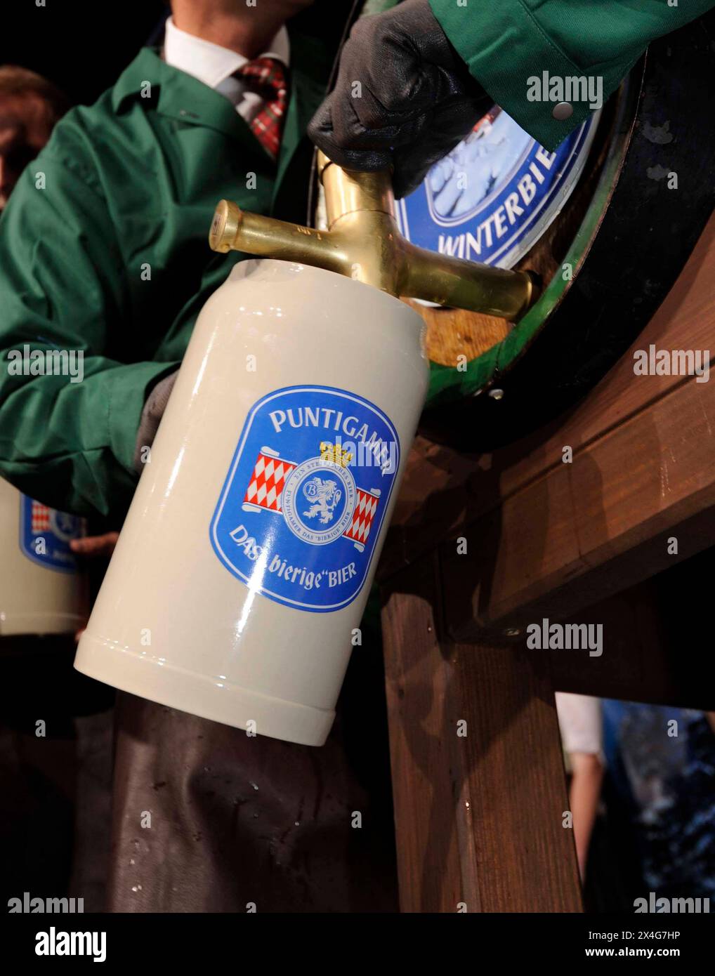 bere birra da una lattina o da un bicchiere, bevande alcoliche e rinfresco bere birra da una lattina o da un bicchiere Foto Stock