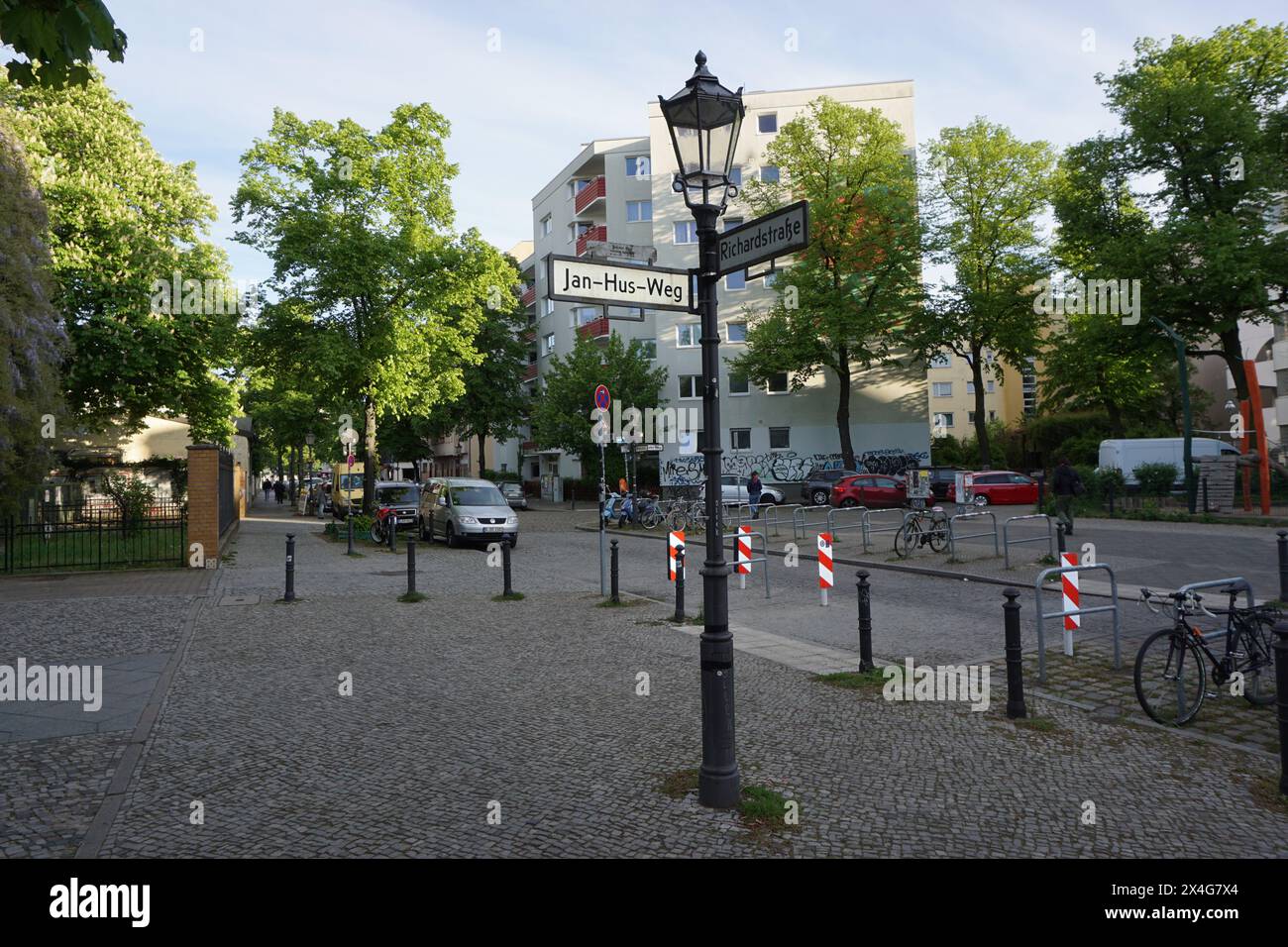 Berlino, Germania. 18 aprile 2024. Il villaggio ceco, come viene chiamato il ceco Rixdorf nel distretto di Neukolln, è una delle tracce ceche più famose a Berlino, in Germania, 18 aprile 2024. L'insediamento è nato nella prima metà del XVIII secolo, quando il re prussiano Federico Guglielmo I. accolse rifugiati protestanti boemi nel suo impero. Crediti: Ales Zapotocky/CTK Photo/Alamy Live News Foto Stock