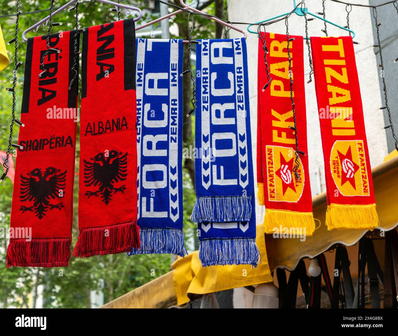 Sciarpe della squadra di calcio in mostra nel mercato di strada del centro città, Tirana, Albania, Europa Foto Stock