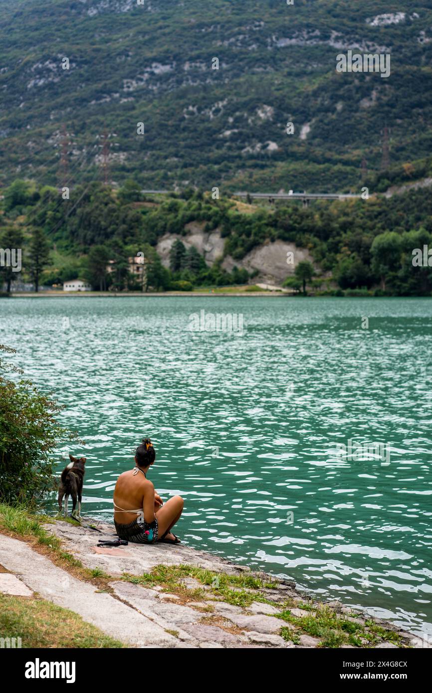 Donna con cane vicino a un lago Foto Stock