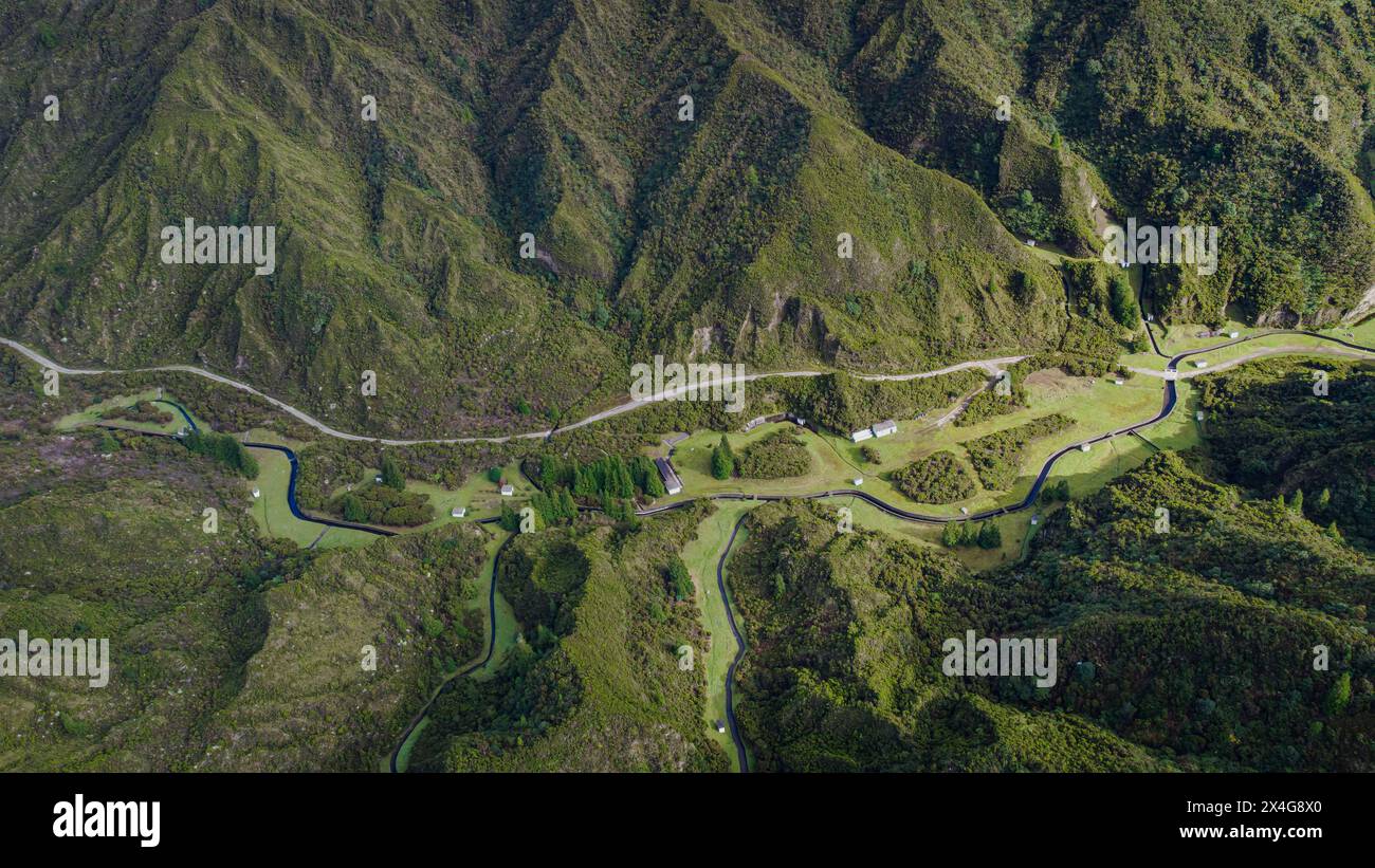 Vista aerea dei corsi d'acqua verdi delle Azzorre Foto Stock