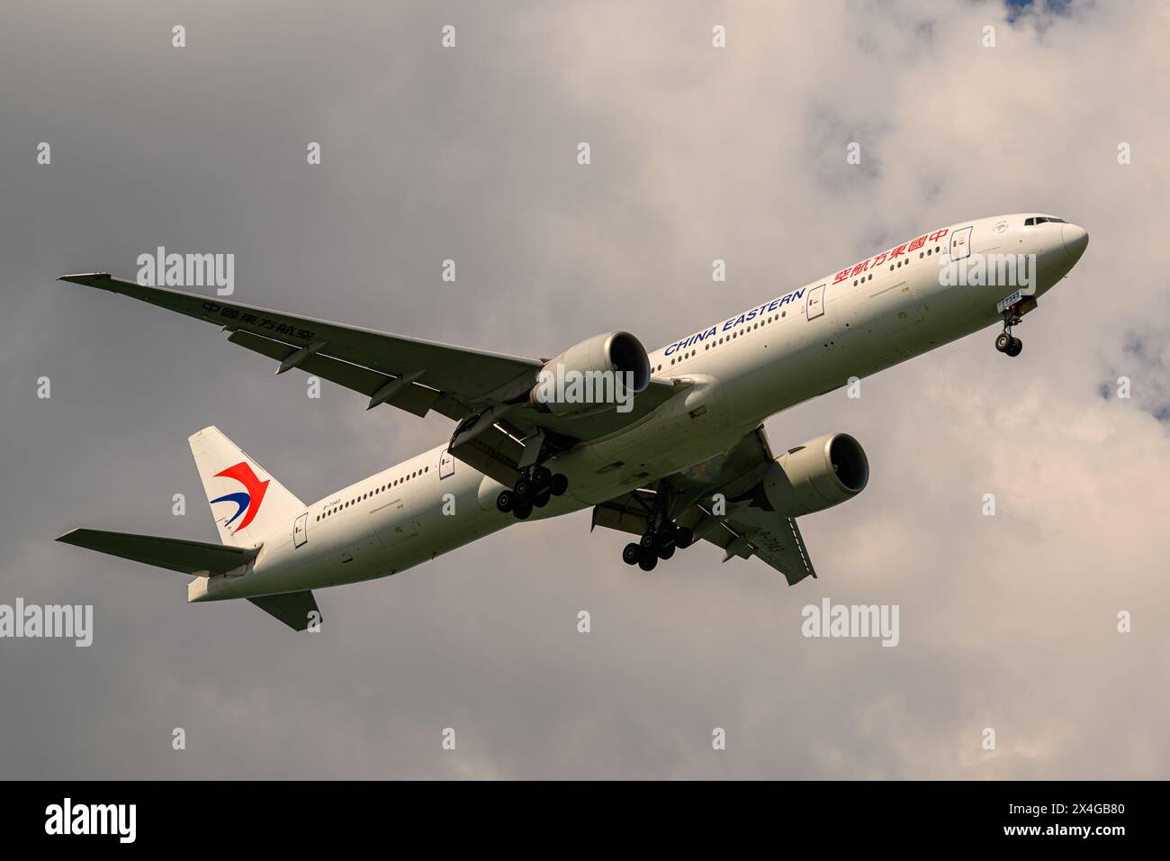 China Eastern Airlines, Boeing 777-300ER, B-7343, in avvicinamento finale all'aeroporto Changi di Singapore Foto Stock