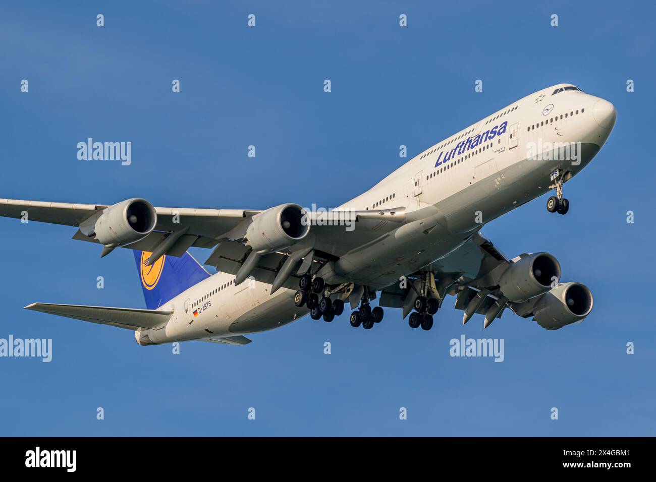 Lufthansa, BOEING 747-8, D-ABYS, in avvicinamento finale all'aeroporto Changi di Singapore Foto Stock