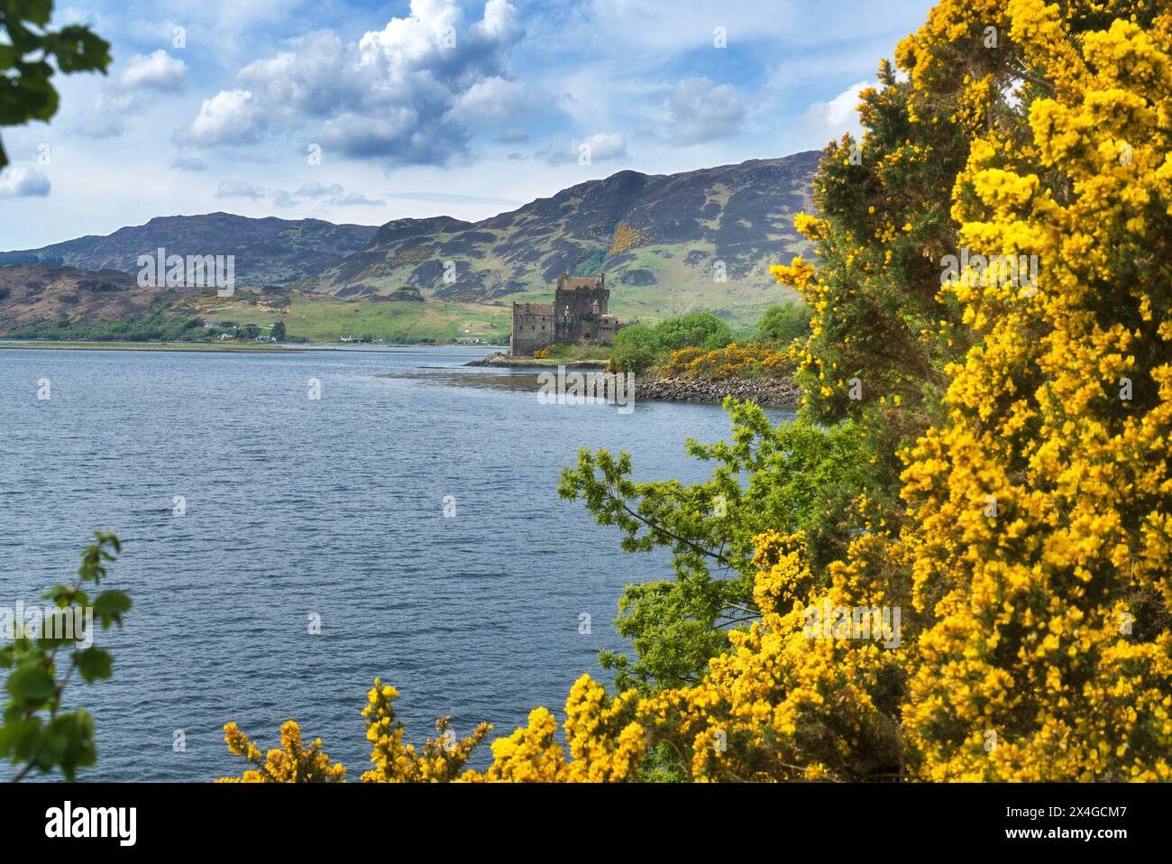Guardando a nord-ovest dalla A87 accanto al loch Duich, fino all'iconico castello di Eilean Donan. Shiel Bridge, vicino a Morvich. Highlands nord-occidentali, Scozia, Regno Unito Foto Stock