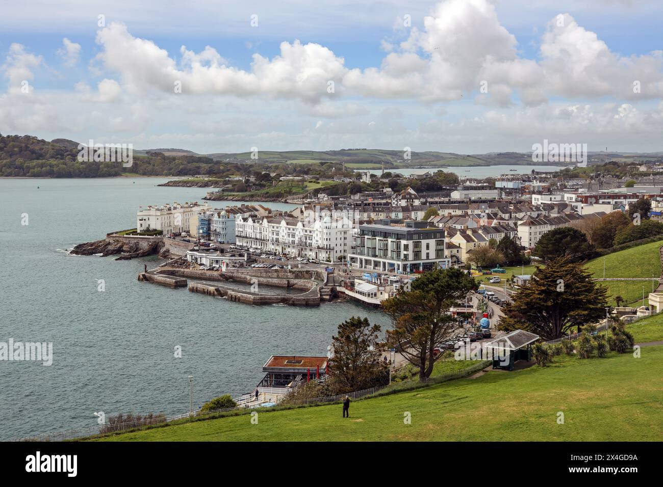 Il trafficato lungomare di West Hoe a Plymouth pronto ad accogliere bevitori e cene. Gli appartamenti di lusso godono di una splendida vista su Plymou Foto Stock
