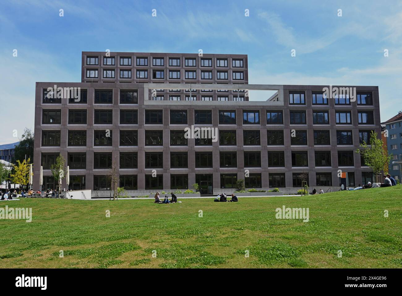 Innsbruck, Tirolo, Österreich. Universität, Agnes Heller Haus. 2023 wurde das Agnes-Heller-Haus in Betrieb genommen. Es beherbergt die archäologischen und altertumswissenschaftlichen Institute, Die ab 2008 im Zentrum für alte Kulturen am Langen Weg untergebracht waren und das Institut für Erziehungswissenschaft *** Innsbruck, Tirolo, Austria University, Agnes Heller House la Agnes Heller House è stata aperta nel 2023 ospita gli istituti di studi archeologici e antichi, che sono stati ospitati nel Center for Ancient Cultures a Lange Weg dal 2008, e nell'Institute for Educational Science Foto Stock