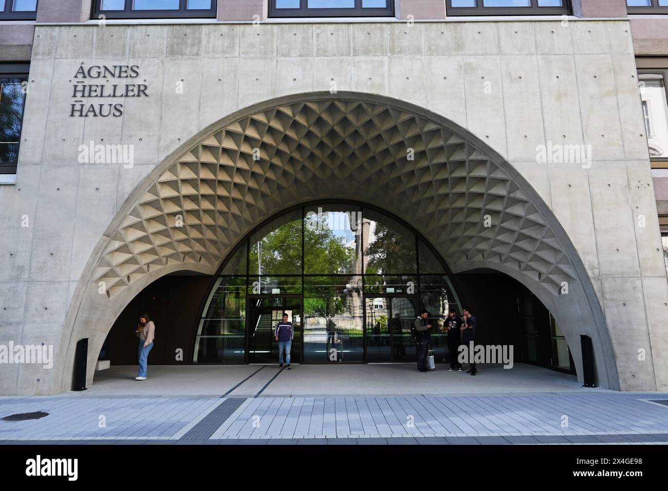 Innsbruck, Tirolo, Österreich. Universität, Agnes Heller Haus. 2023 wurde das Agnes-Heller-Haus in Betrieb genommen. Es beherbergt die archäologischen und altertumswissenschaftlichen Institute, Die ab 2008 im Zentrum für alte Kulturen am Langen Weg untergebracht waren und das Institut für Erziehungswissenschaft *** Innsbruck, Tirolo, Austria University, Agnes Heller House la Agnes Heller House è stata aperta nel 2023 ospita gli istituti di studi archeologici e antichi, che sono stati ospitati nel Center for Ancient Cultures a Lange Weg dal 2008, e nell'Institute for Educational Science Foto Stock