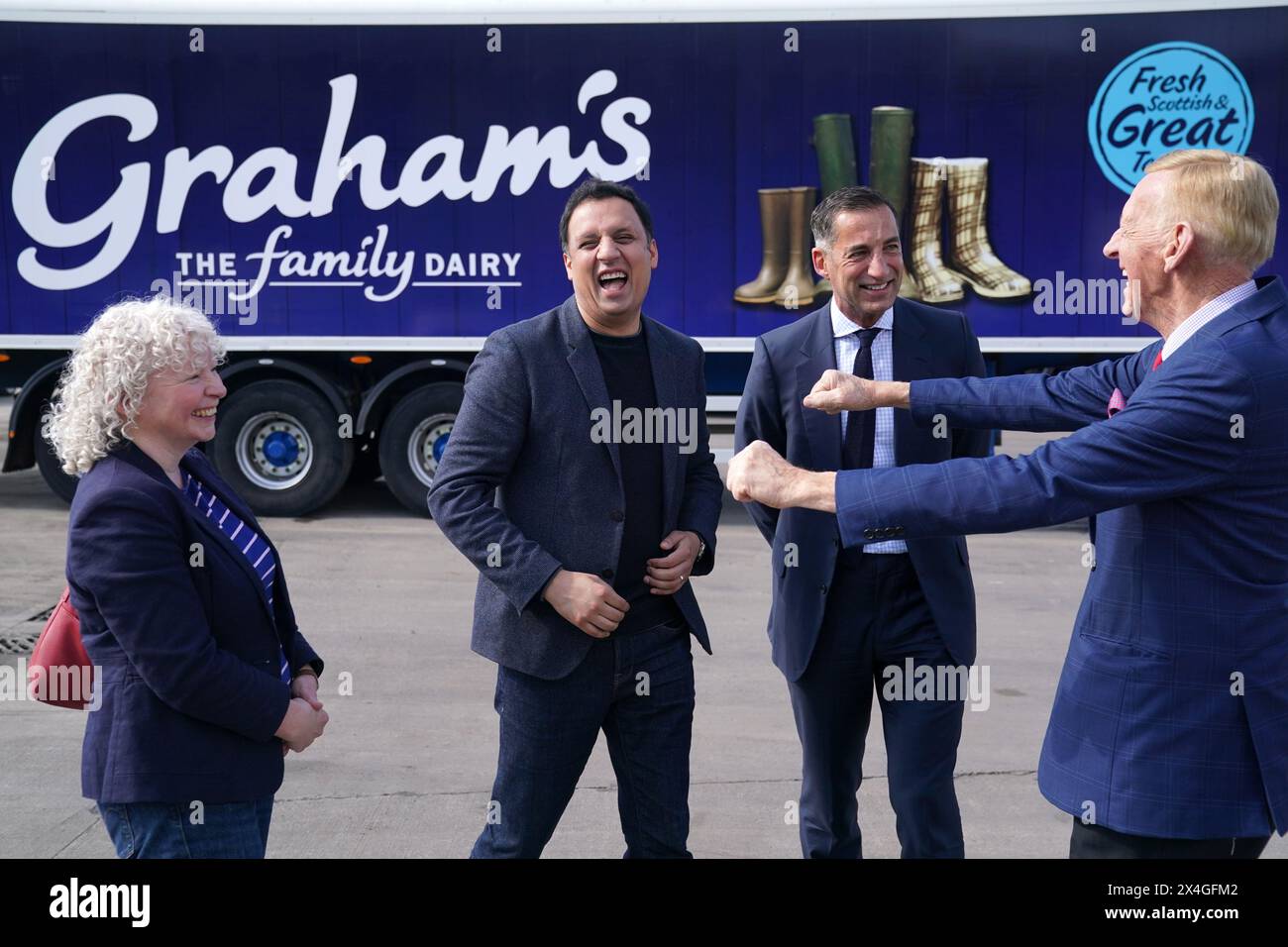 Il leader laburista scozzese Anas Sarwar parla con Robert Graham snr (r) e Robert Graham (c) di The Family Dairy Dairy Dairy di Graham dopo aver abbracciato Robert Graham snr durante una visita al caseificio di Bridge of Allan. Data foto: Venerdì 3 maggio 2024. Foto Stock