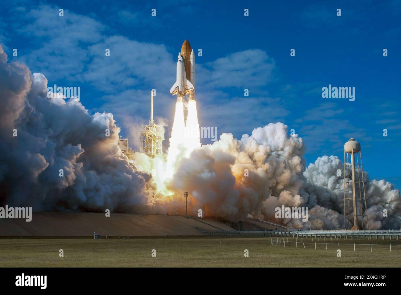 Il lancio dello STS-129 (volo di montaggio ISS ULF3) [2] è stata una missione dello Space Shuttle della NASA verso la stazione spaziale Internazionale (ISS). L'Atlantis è stato lanciato il 16 novembre 2009, alle 14:28 EST, [1] [2] e atterrato alle 09:44 EST il 27 novembre 2009, sulla pista 33 dello Shuttle Landing Facility del Kennedy Space Center. Fu anche l'ultima missione Shuttle degli anni '2000 Foto Stock