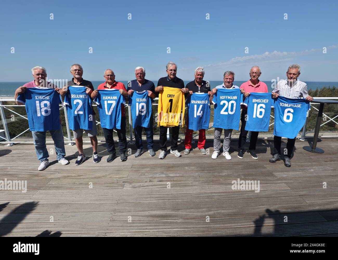 Dierhagen, Germania. 3 maggio 2024. I giocatori della Coppa del mondo della nazionale della RDT 1974 si incontrano allo Strandhotel Fischland di Dierhagen per celebrare il 50° anniversario del Mar Baltico. Nella foto della squadra, Gerd Kische (l-r), Lothar Kurbjuweit, Erich Hamann, Wolfgang Seguin, Jürgen Croy, Jürgen Sparwasser, Martin Hoffmann, Harald Irmscher e Rüdiger Schnuphase stanno insieme. Crediti: Danny Gohlke/dpa/Alamy Live News Foto Stock