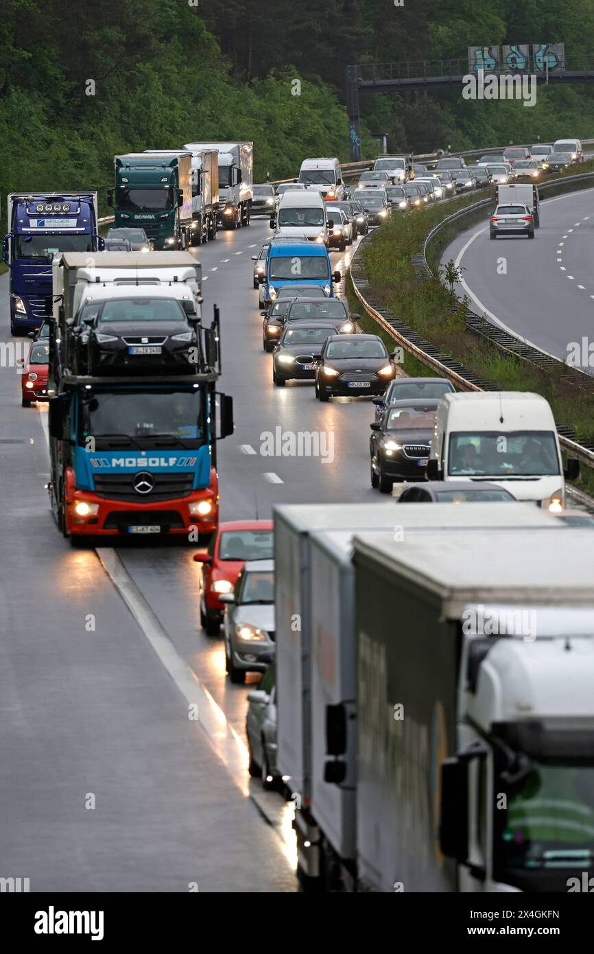 03.05.2024 Stau auf der BAB A5 zwischen Seeheim-Jugenheim und Darmstadt-Eberstadt wegen eines Verkehrsunfalls mit einem Kleintransporter Klein-LKW auf beiden Fahrspuren x Rettungsgasse x Vorbeifahrt auf dem Standstreifen der Autobahn A5 möglich (foto: Peter Henrich) Foto Stock