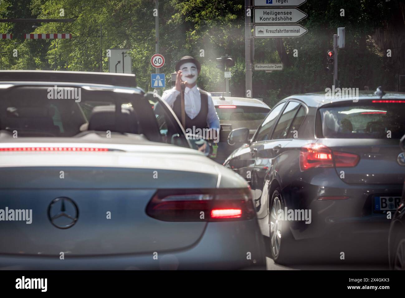 Berlin ein als Charly Chaplin verkleideter Clown bettelt an der roten Ampel - 03.05.2024 Berlin **** Berlin un clown vestito come Charly Chaplin implora al semaforo rosso 03 05 2024 Berlin Foto Stock