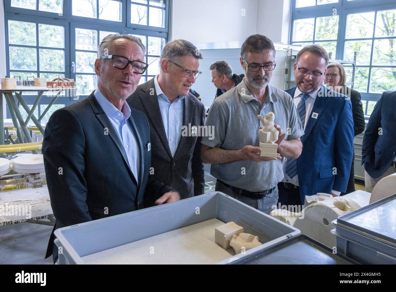 3 maggio 2024, Assia, Francoforte sul meno: Boris Rhein (CDU, 2° da sinistra), Ministro Presidente dell'Assia, Timon Gremmels (SPD, destra), Ministro della Scienza dell'Assia, e Bernd Kracke (sinistra), Presidente dell'Università di Arte e Design di Offenbach (HfG), fate un tour della Höchster Porzellanmanufaktur. Il Höchster Porzellanmanufaktur, ricco di tradizione, sarà utilizzato in futuro per la ricerca, l'insegnamento e la produzione in collaborazione con l'HfG Offenbach. Foto: Helmut Fricke/dpa Foto Stock