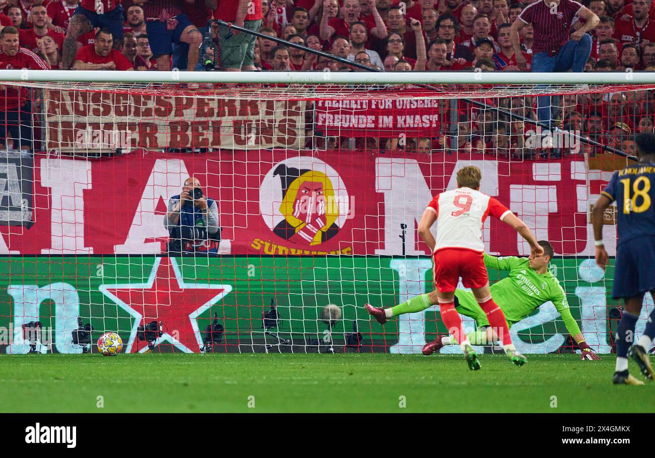 Harry Kane, FCB 9 segna, tiri, Tor, Treffer, Torschuss, 2-1 via 11m contro Andriy Lunin, Real Madrid 13 nella semifinale FC BAYERN MUENCHEN - REAL MADRID 2-2 di calcio UEFA Champions League nella stagione 2023/2024 a Monaco, 30 aprile 2024. Halbfinale, FCB, München fotografo: Immagini ddp / immagini a stella Foto Stock