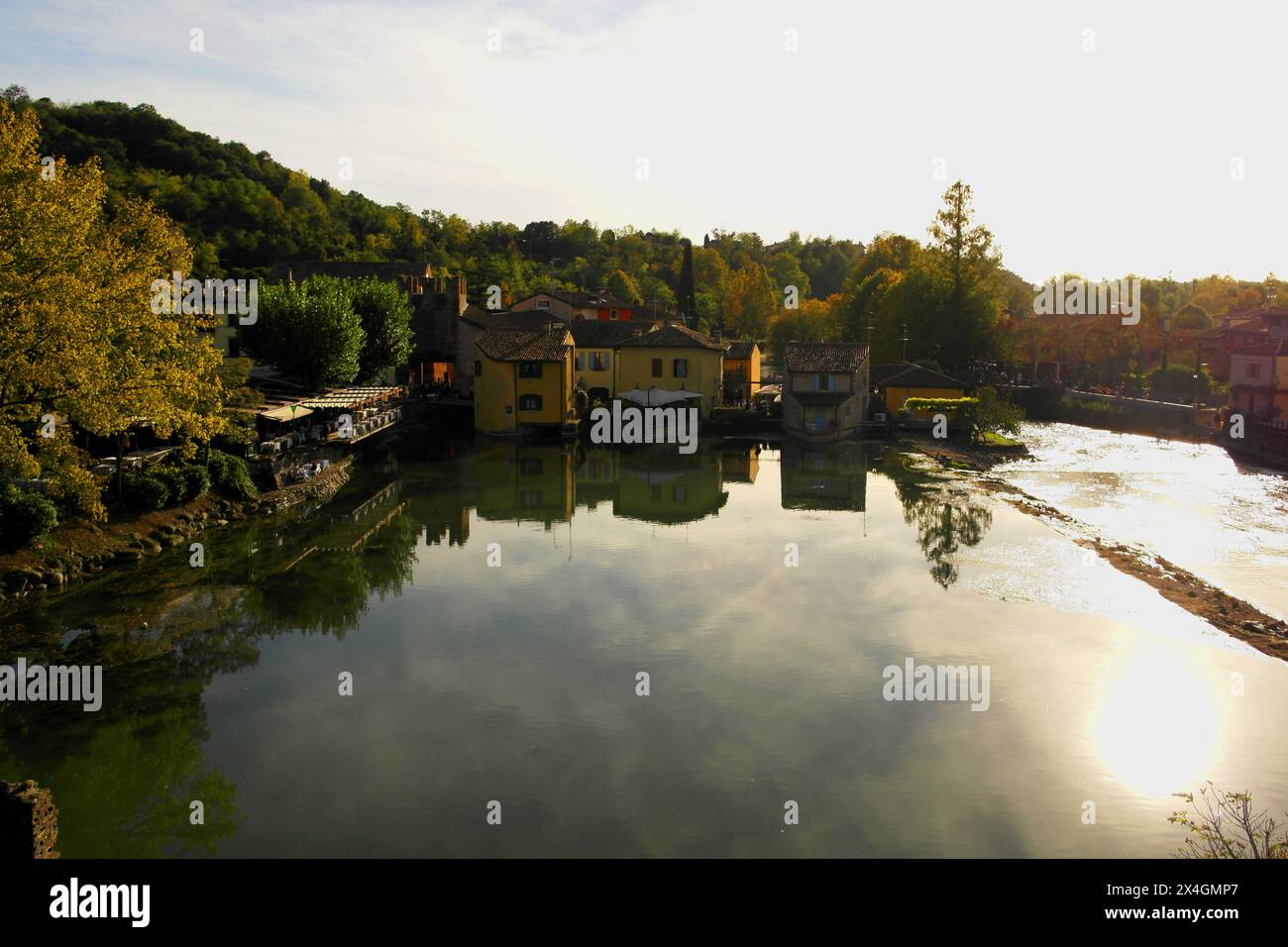 Vista dal ponte Visconteo a Borghetto sul fiume Mincio. 22 ottobre 2023 Borghetto, Veneto, Italia Foto Stock