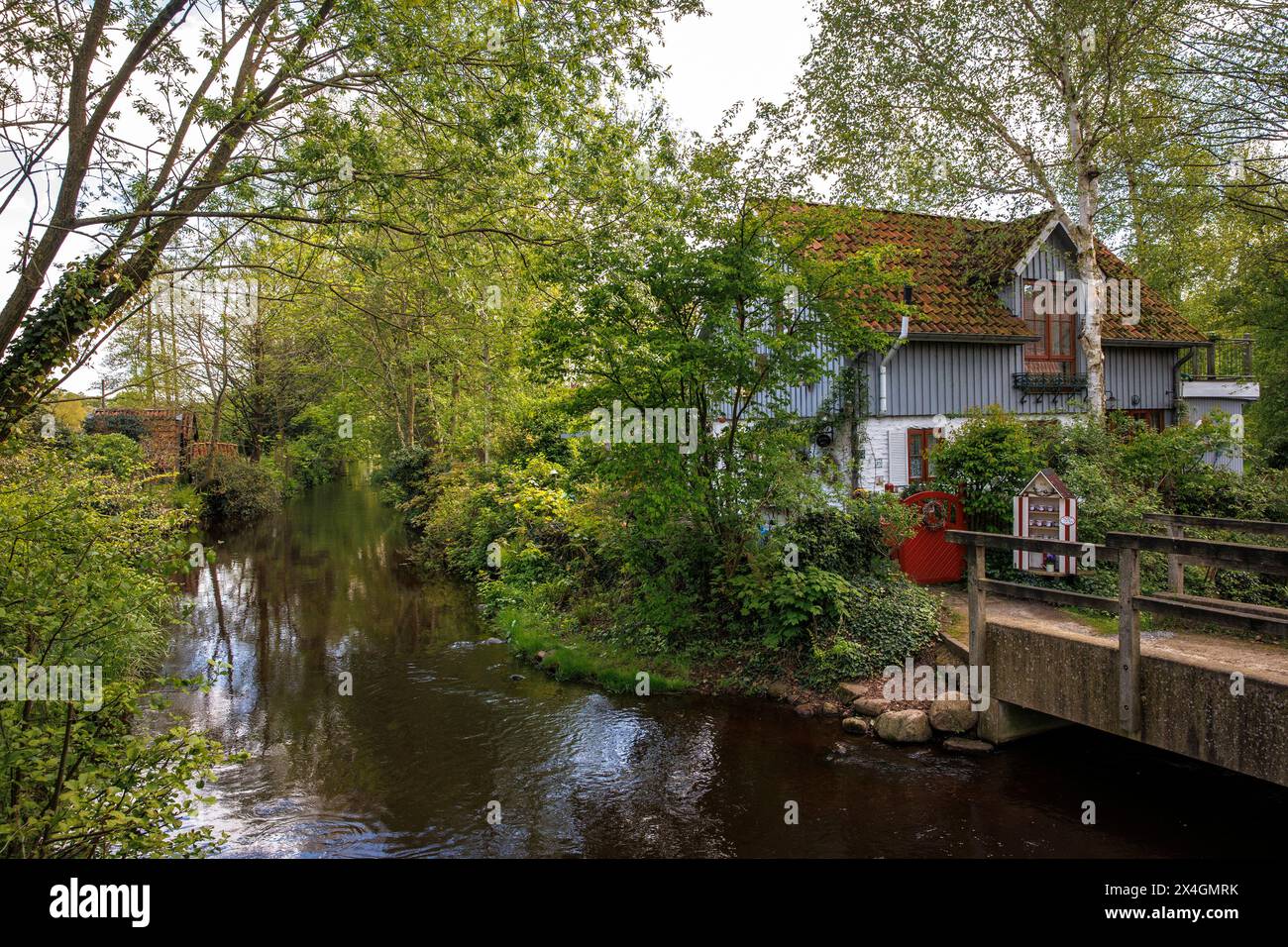 casa sul fiume Wuemme a Fischerhude, bassa Sassonia, Germania. Haus an der Wuemme a Fischerhude, Niedersachsen, Deutschland Foto Stock