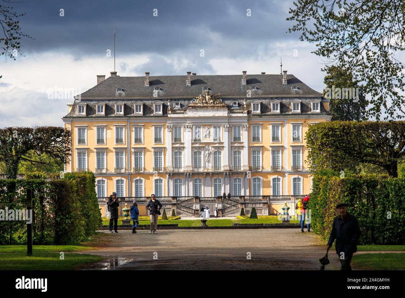 castello di Augustusburg a Bruehl vicino a Bonn, facciata sud e giardino barocco del palazzo, Renania settentrionale-Vestfalia, Germania. Schloss Augustusburg a Bruehl bei B. Foto Stock