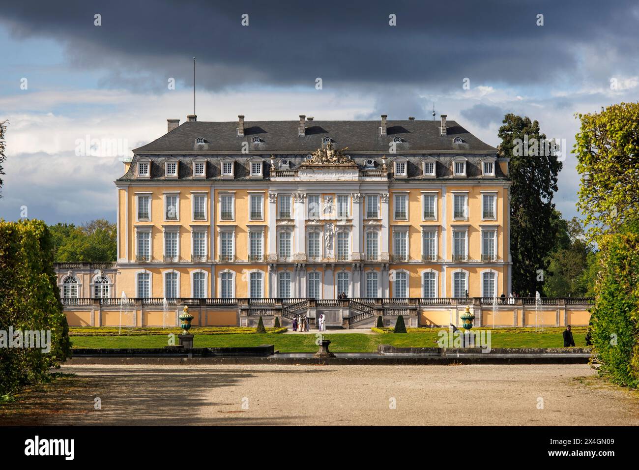 castello di Augustusburg a Bruehl vicino a Bonn, facciata sud e giardino barocco del palazzo, Renania settentrionale-Vestfalia, Germania. Schloss Augustusburg a Bruehl bei B. Foto Stock