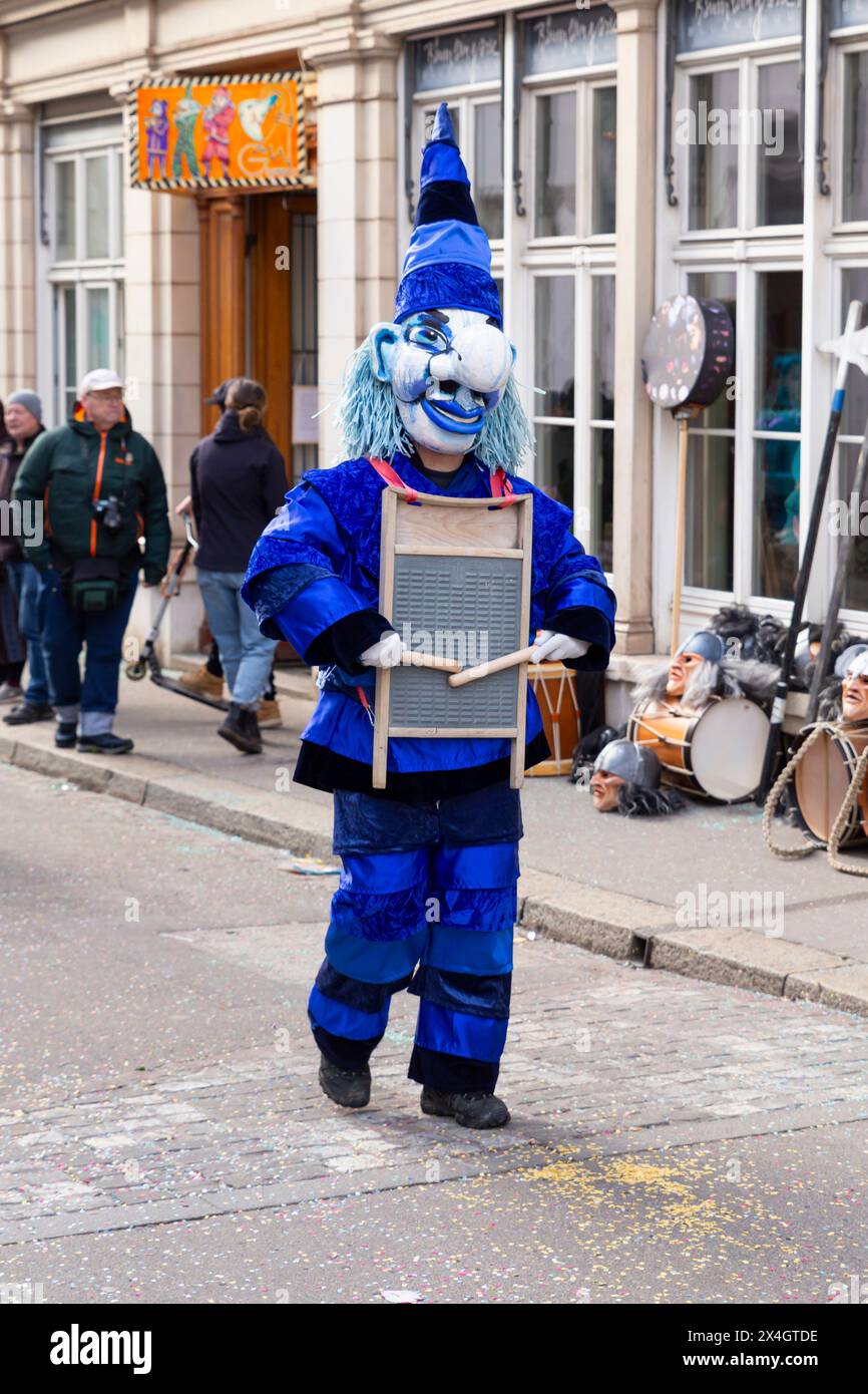 Basilea, Svizzera - 20 febbraio 24. Partecipante al Carnevale in costume blu Foto Stock