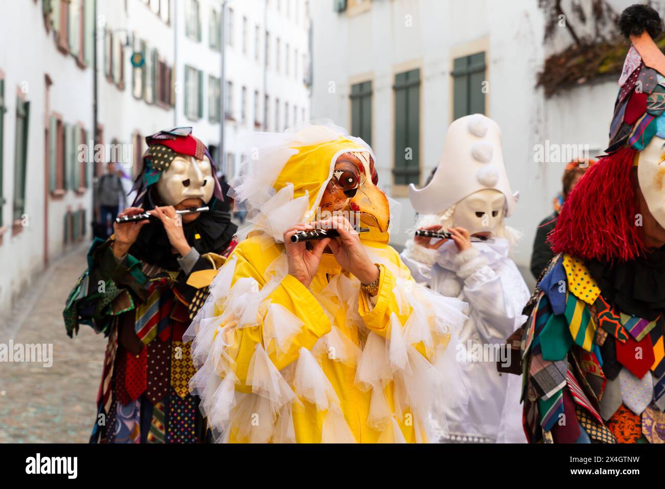 Basilea, Svizzera - 20 febbraio 24. piccoli giocatori di Carnevale Foto Stock