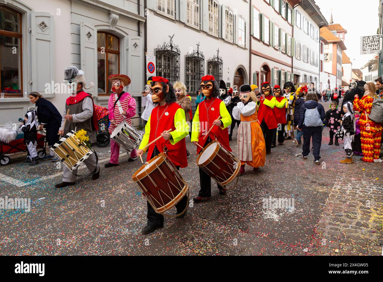 Basilea, Svizzera - 20 febbraio 24. Gruppo batterista di Carnevale Foto Stock
