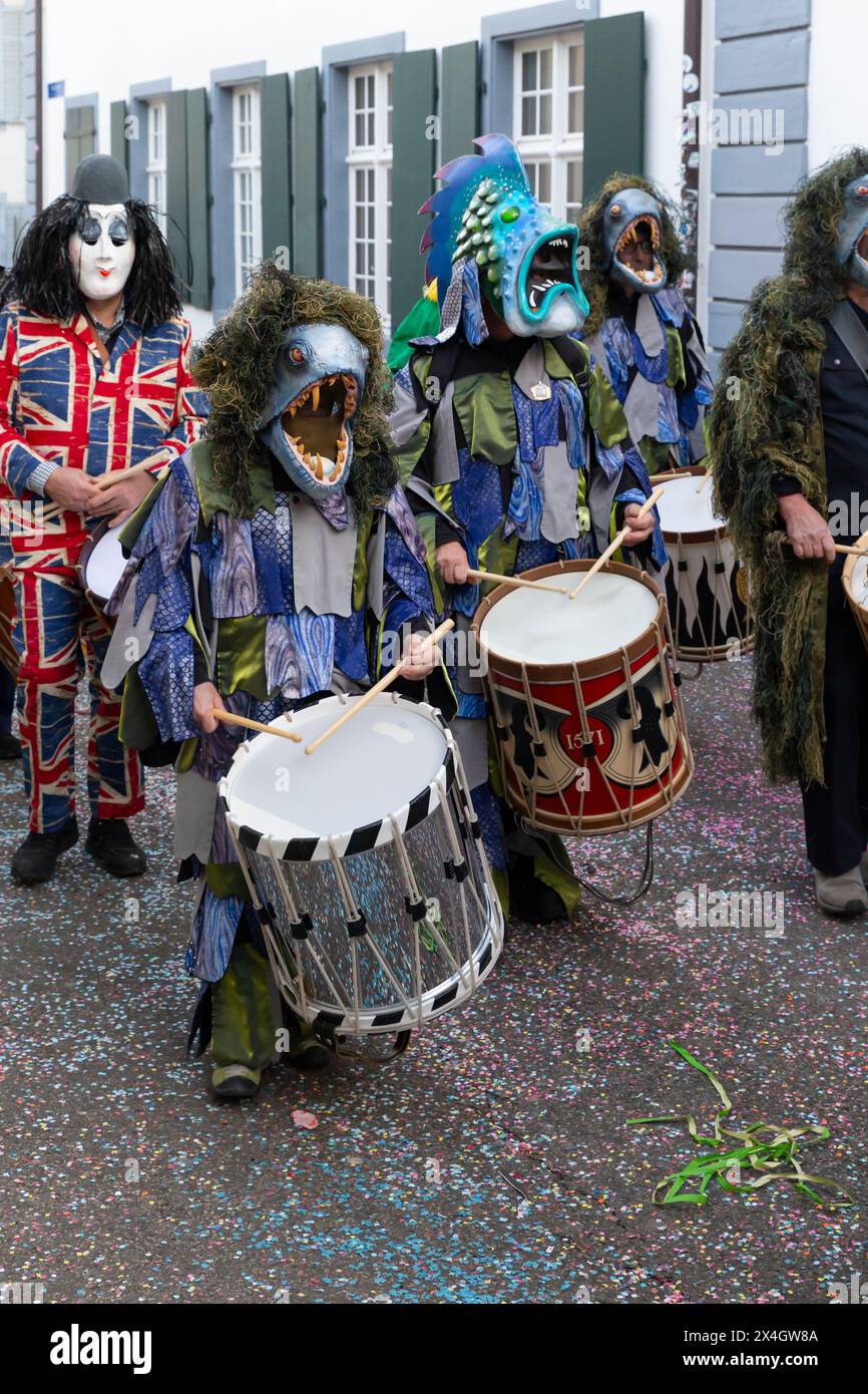 Basilea, Svizzera - 20 febbraio 24. Gruppo batterista di Carnevale Foto Stock