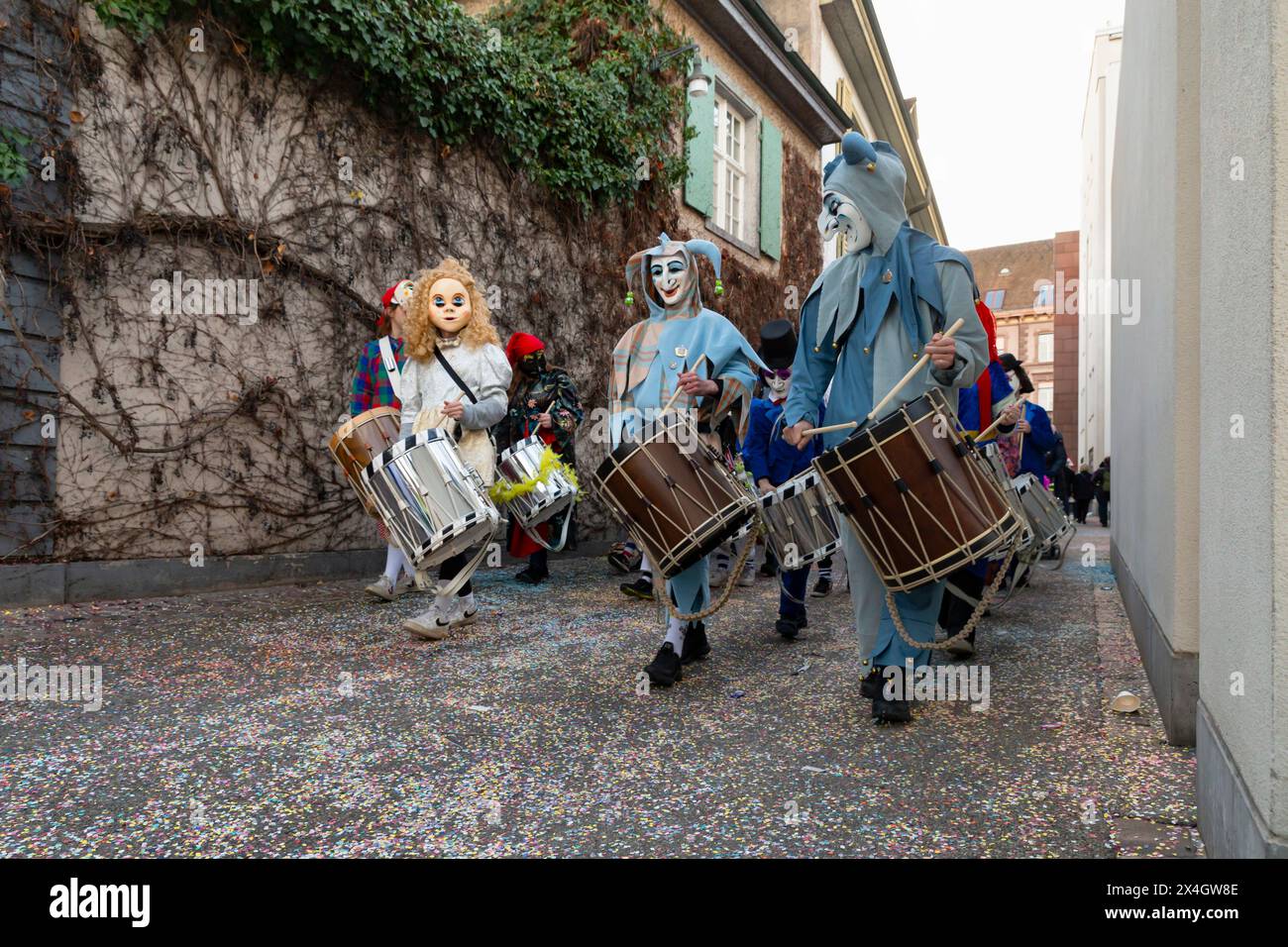 Basilea, Svizzera - 20 febbraio 24. Gruppo batterista di Carnevale Foto Stock