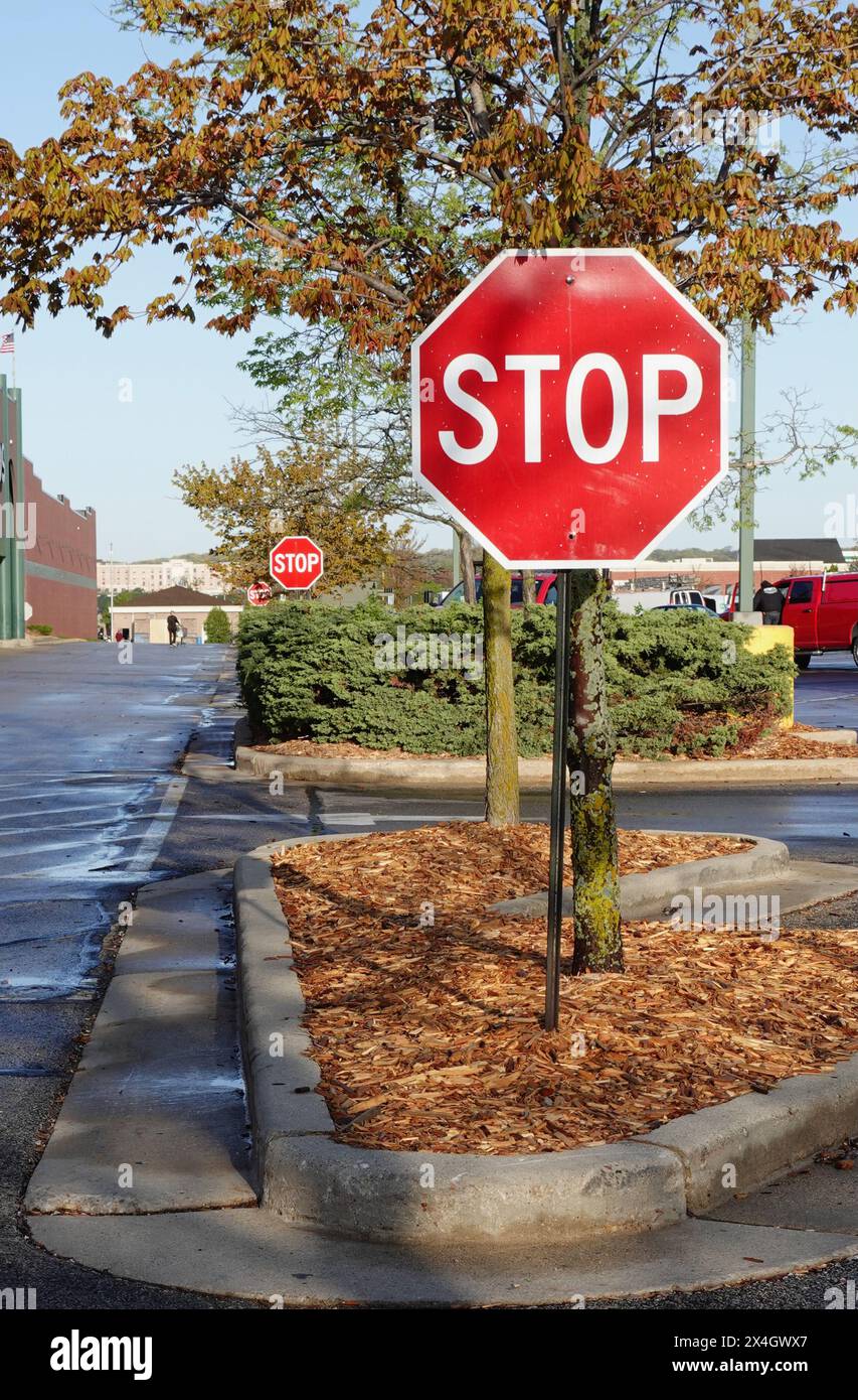 numerosi segnali di stop, comuni alle aree di parcheggio dei negozi locali Foto Stock