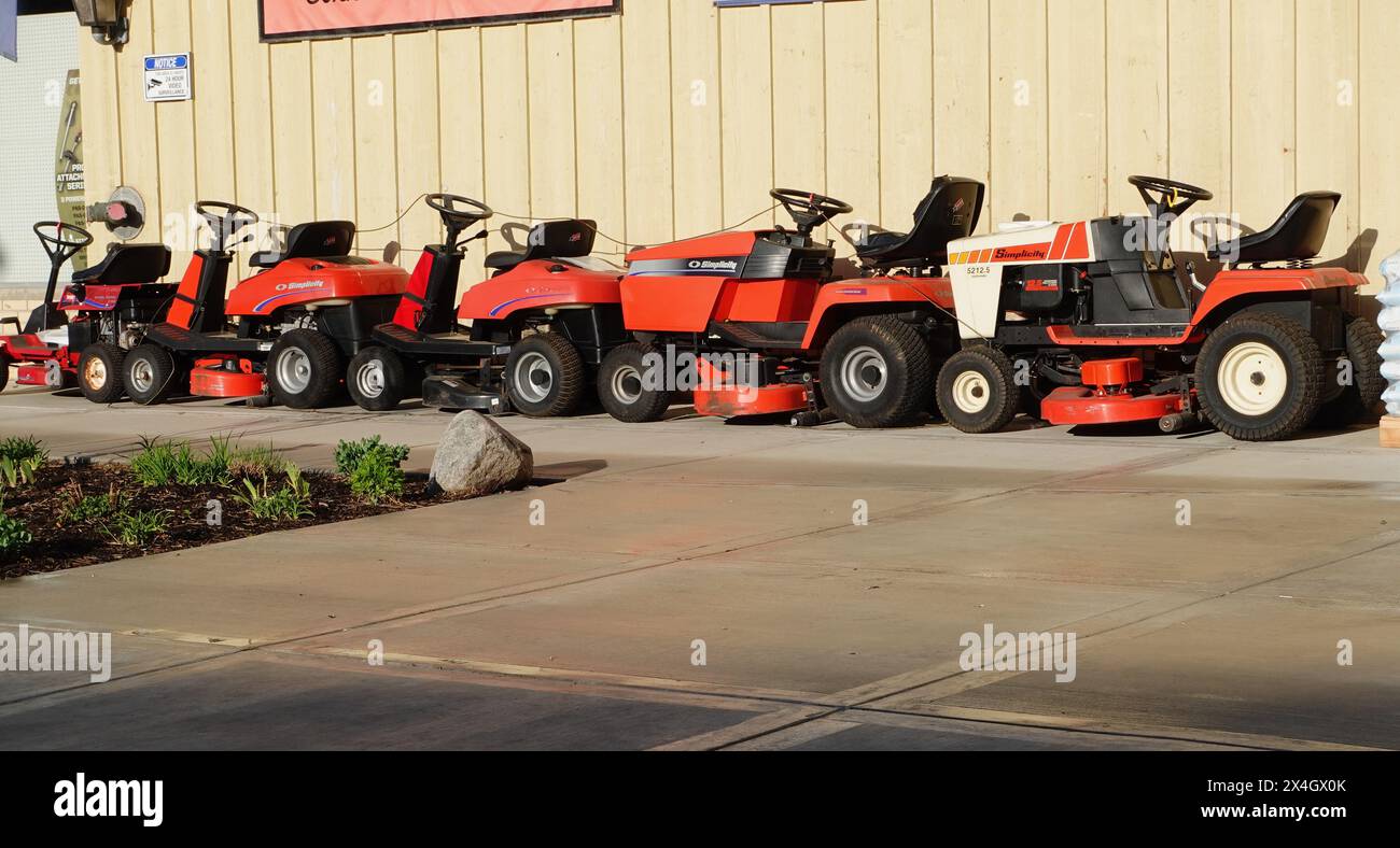 trattori da prato usati in vendita presso il negozio di ferramenta locale Foto Stock