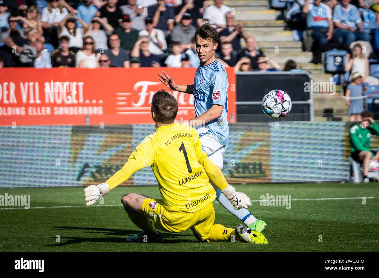 Haderslev, Danimarca. 2 maggio 2024. Mads Agger 25) di Soenderjyske e il portiere Mattias Lamhauge (1) del FC Fredericia visto durante il NordicBet Liga match tra Soenderjyske e FC Fredericia al Sydbank Park di Haderslev. (Photo Credit: Gonzales Photo/Alamy Live News Foto Stock