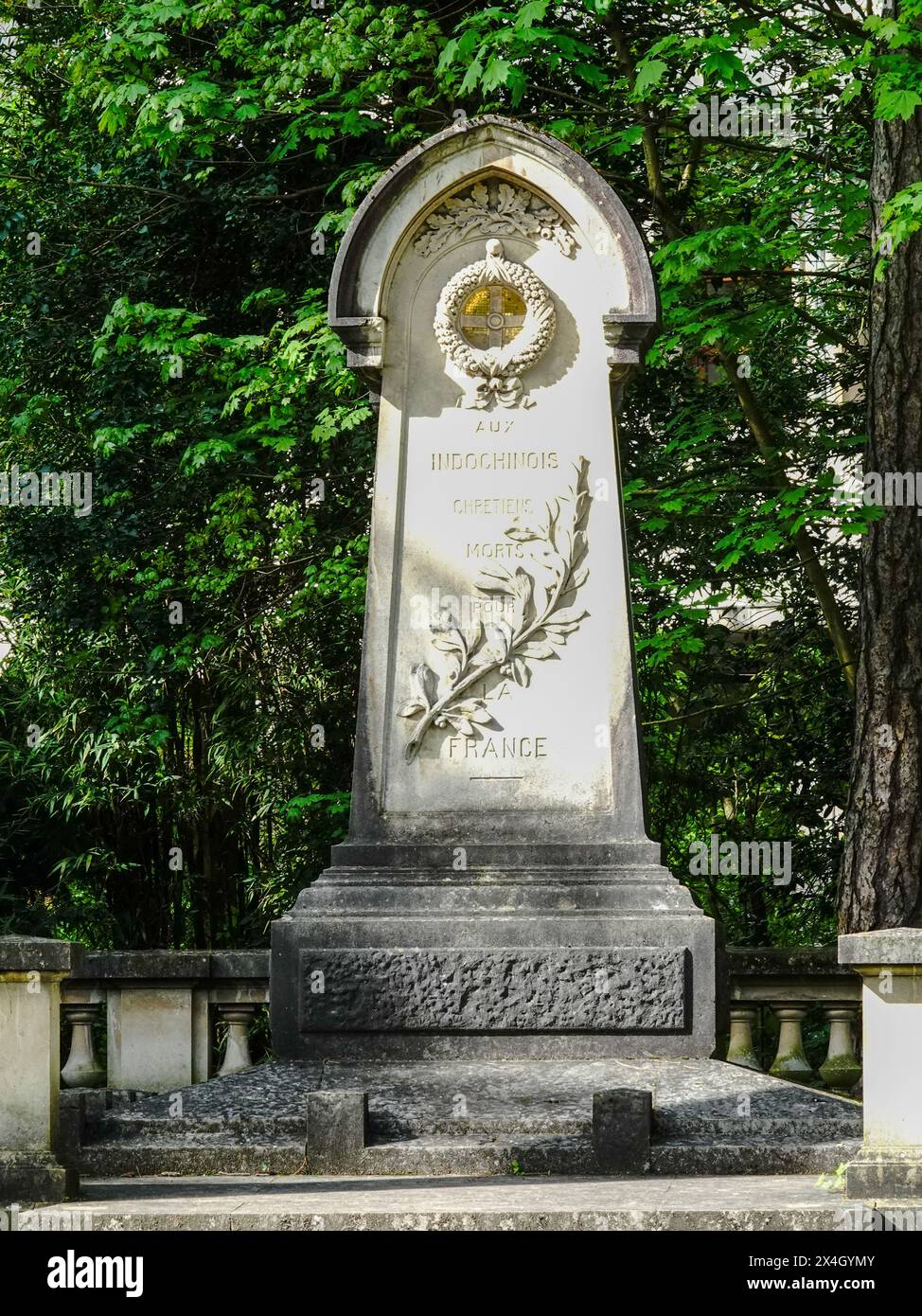 Monumento alla memoria dei cristiani Indocini che morirono combattendo per la Francia, situato nel Giardino dell'Agronomia tropicale, Parigi, Francia. Foto Stock