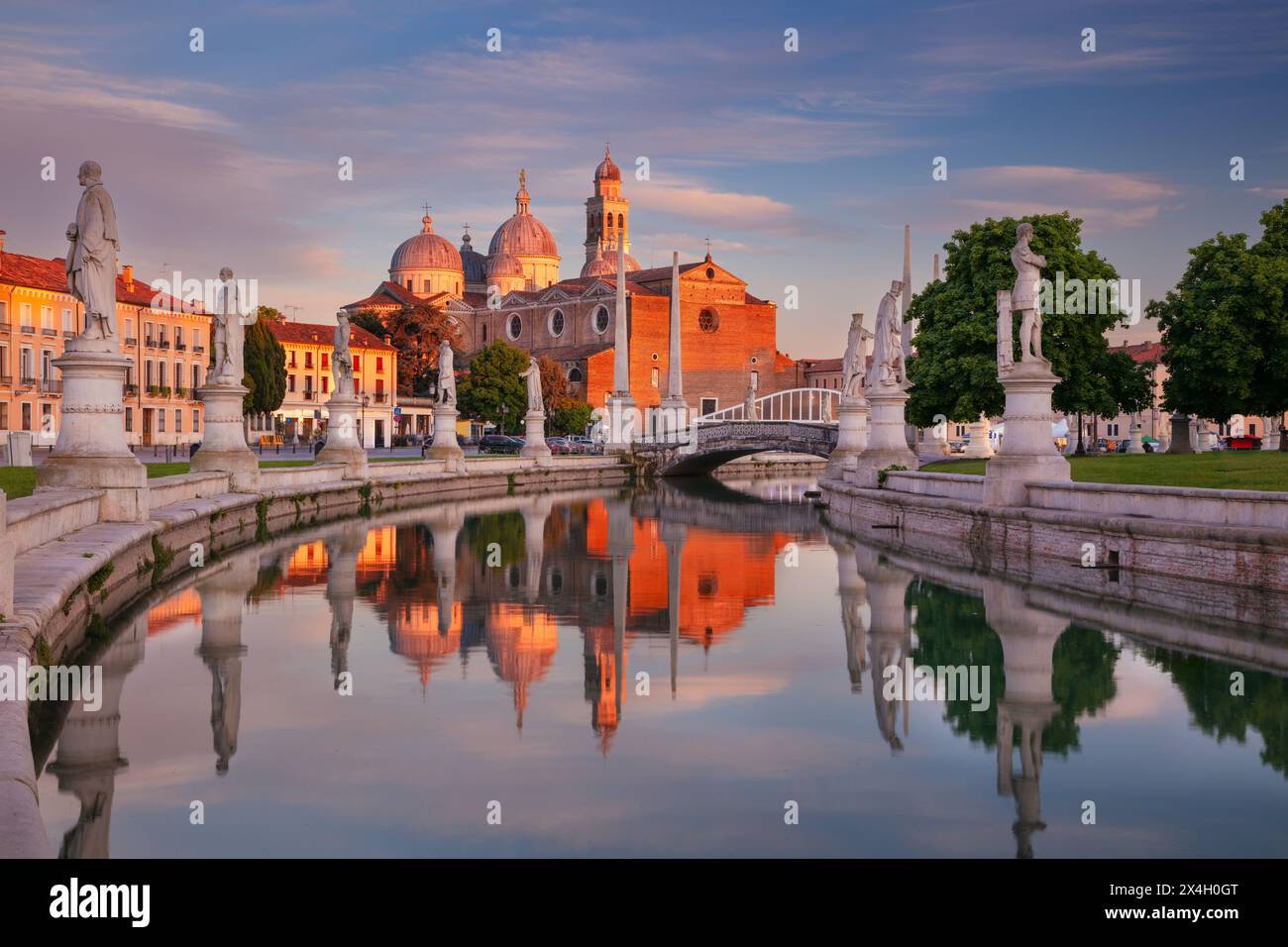 Padova, Italia. Immagine del paesaggio urbano di Padova, Italia, con piazza Prato della Valle al tramonto. Foto Stock