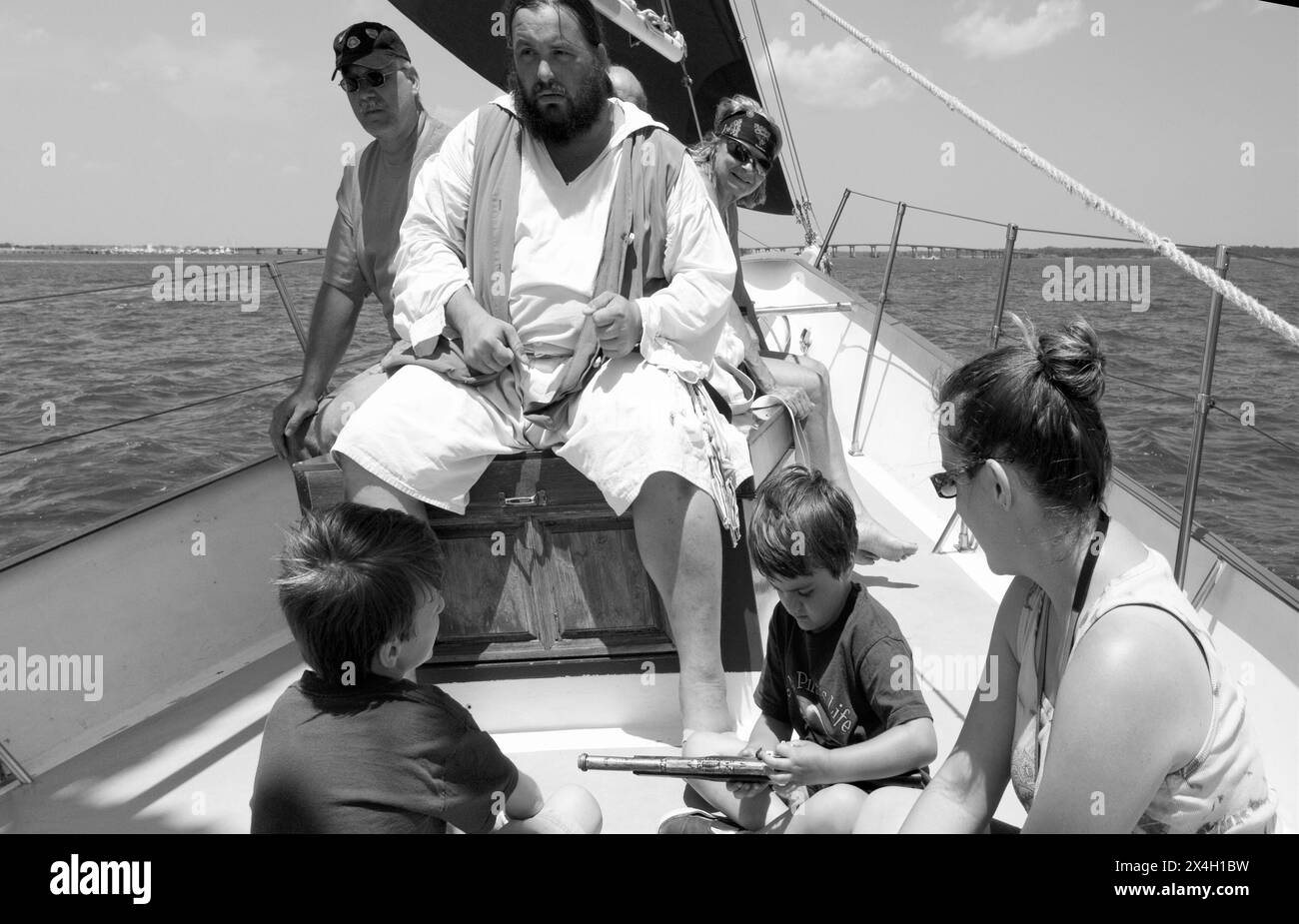 Narratore pirata che intrattiene bambini e adulti a bordo del veliero Jolly Rover a Georgetown, South Carolina, Stati Uniti. Foto Stock