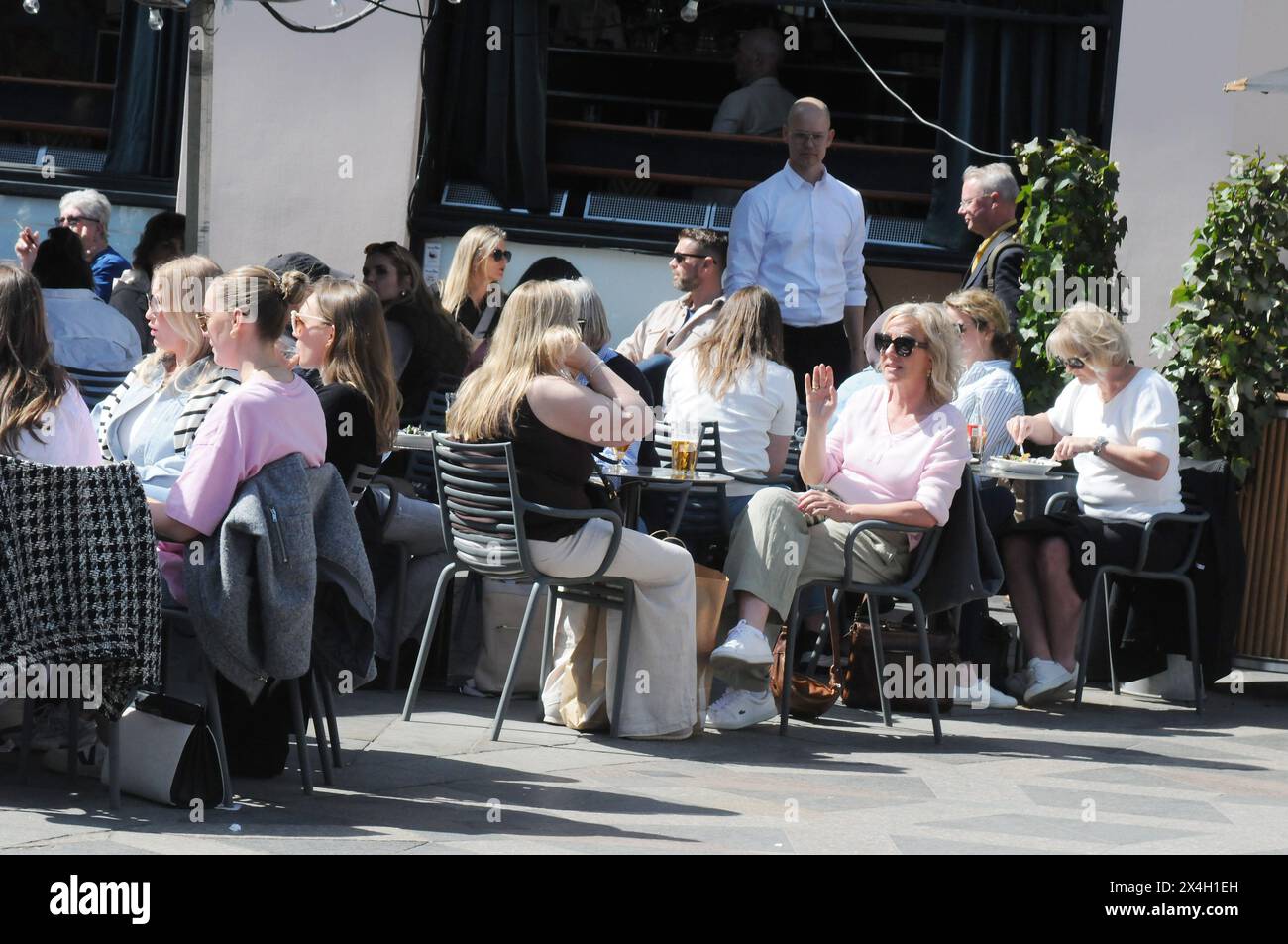 Copenhagen/Danimarca/03 maggio 2024/cibo e bevande all'aperto e servizio di caffè e dolci su hojbro plads e stroget nella capitale danese. (Foto. Francis Joseph Dean/Dean Pictures) ( non per uso commerciale ) Foto Stock