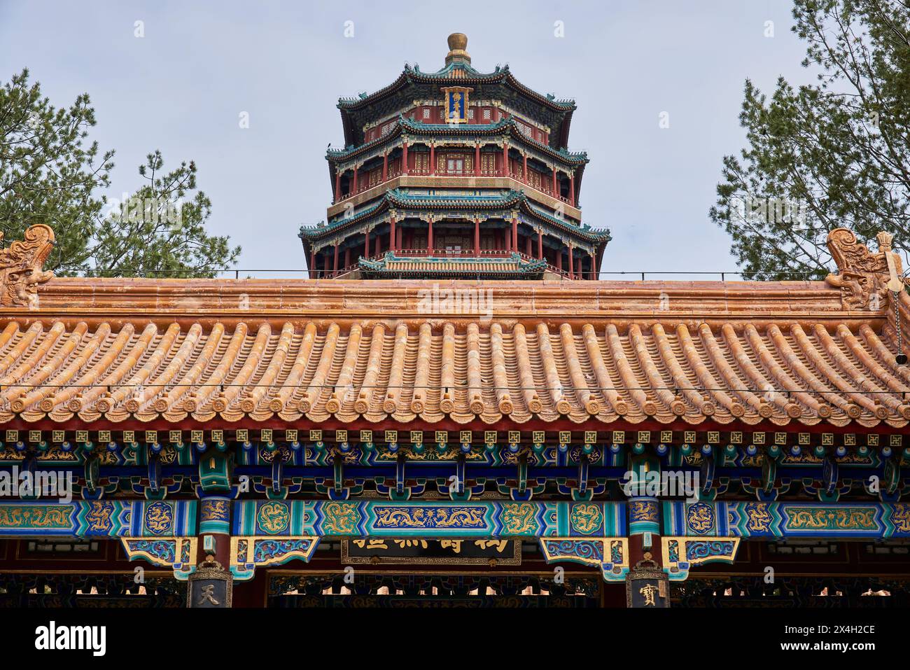 Torre dell'Incenso buddista (Foxiangge) sulla Collina della longevità del Palazzo d'Estate, complesso di giardini e palazzi a Pechino, Cina, il 20 aprile 2024 Foto Stock