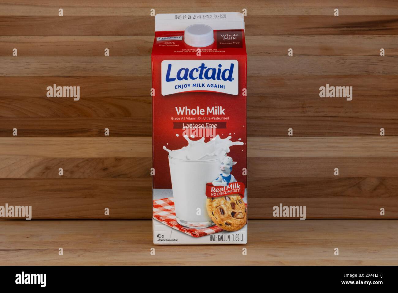 Cartone di latte intero senza lattosio Lactaid su fondo rustico in legno con spazio per copie Foto Stock
