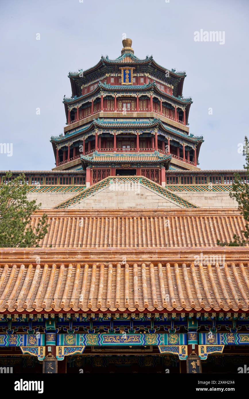 Torre dell'Incenso buddista (Foxiangge) sulla Collina della longevità del Palazzo d'Estate, complesso di giardini e palazzi a Pechino, Cina, il 20 aprile 2024 Foto Stock