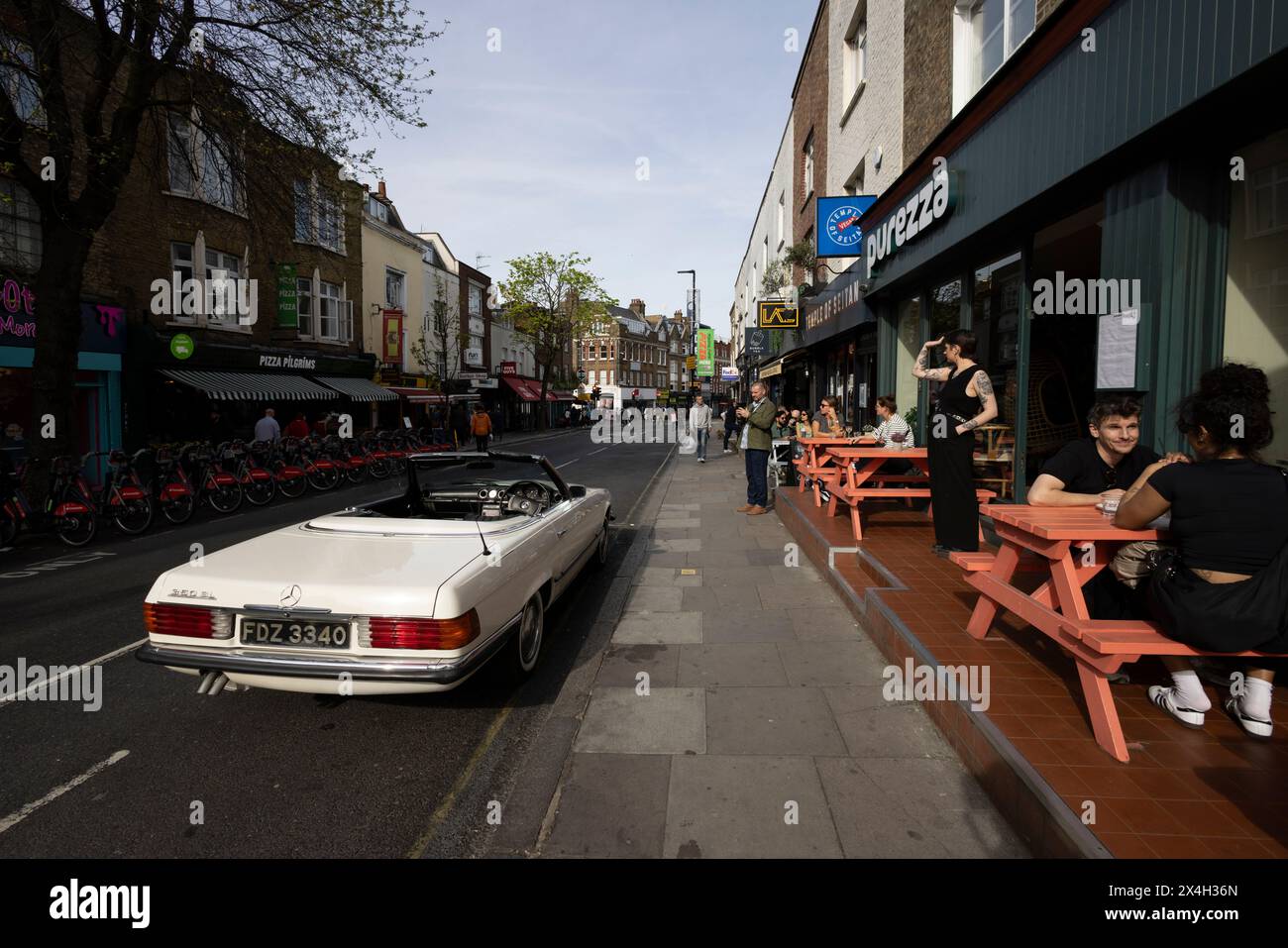 Classic Merecedes 350 SEL si trova sulla strada di Camden Town nella parte nord di Londra, Inghilterra, Regno Unito Foto Stock