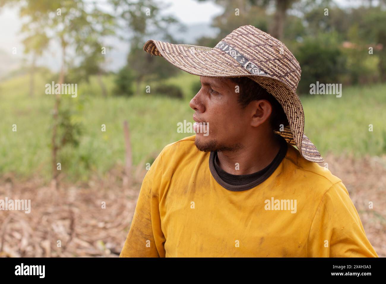 stile di vita: contadino latino dalla pelle marrone con cappello di paglia Foto Stock