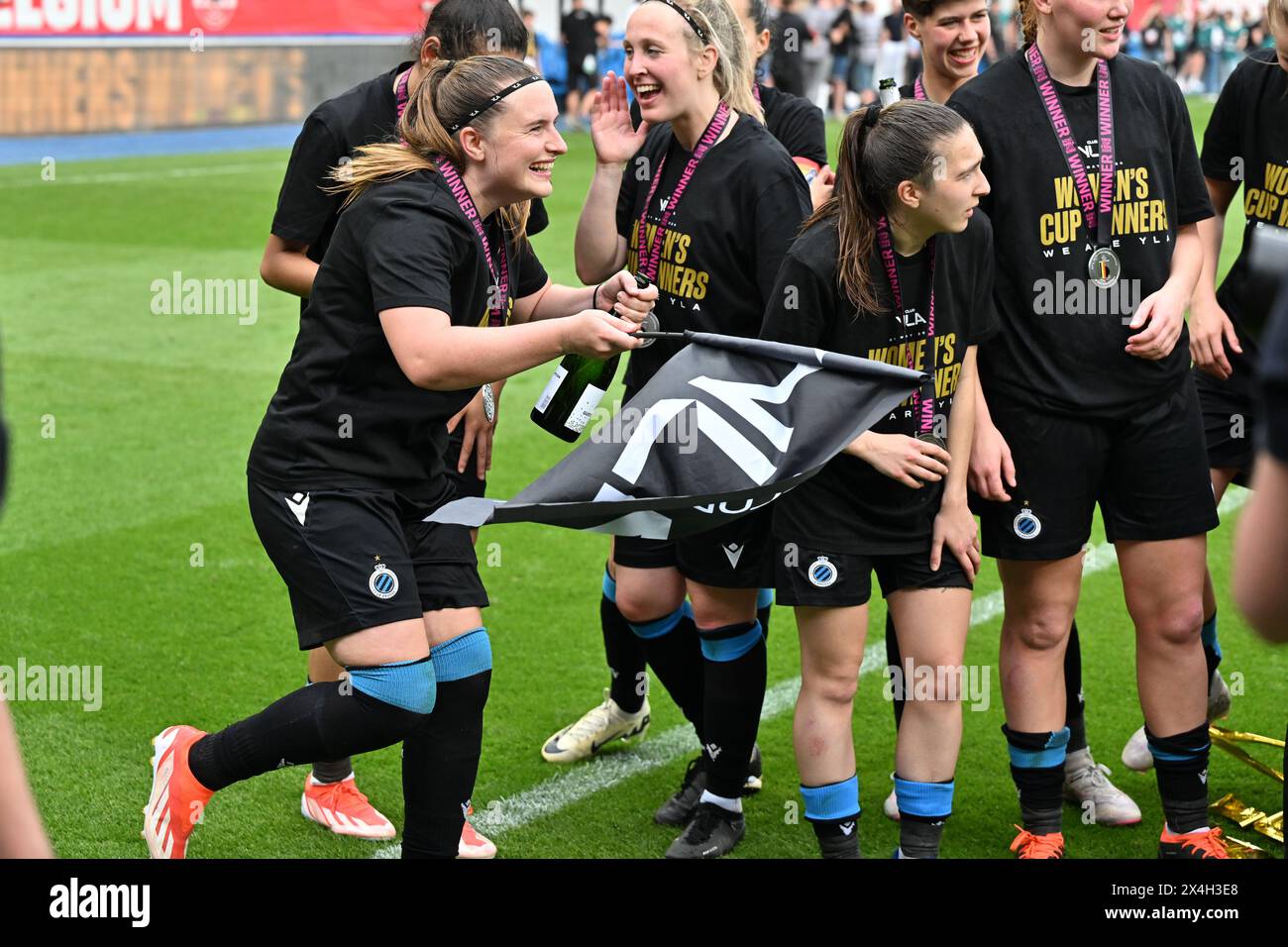 I giocatori del Club YLA con Davinia Vanmechelen (25) del Club YLA festeggiano dopo aver vinto una partita di calcio femminile tra Oud Heverlee Leuven e Club Brugge YLA nella finale di Coppa del Belgio, venerdì 1° maggio 2024 a Lovanio, BELGIO. FOTO SPORTPIX | David Catry Foto Stock