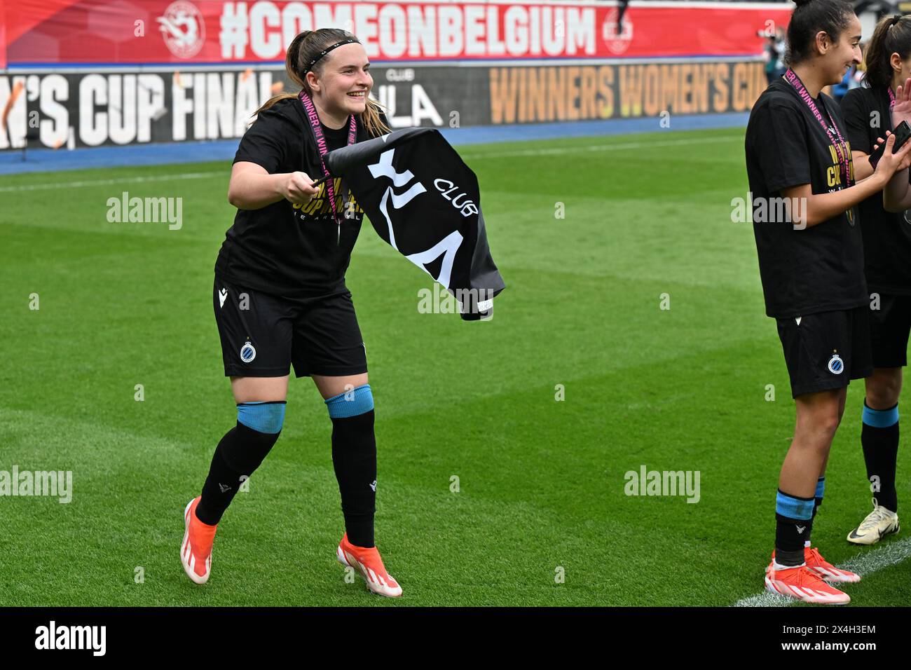I giocatori del Club YLA con Davinia Vanmechelen (25) del Club YLA festeggiano dopo aver vinto una partita di calcio femminile tra Oud Heverlee Leuven e Club Brugge YLA nella finale di Coppa del Belgio, venerdì 1° maggio 2024 a Lovanio, BELGIO. FOTO SPORTPIX | David Catry Foto Stock