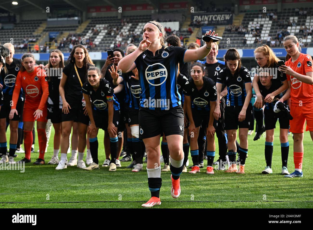 I giocatori del Club YLA con Davinia Vanmechelen (25) del Club YLA festeggiano dopo aver vinto una partita di calcio femminile tra Oud Heverlee Leuven e Club Brugge YLA nella finale di Coppa del Belgio, venerdì 1° maggio 2024 a Lovanio, BELGIO. FOTO SPORTPIX | David Catry Foto Stock