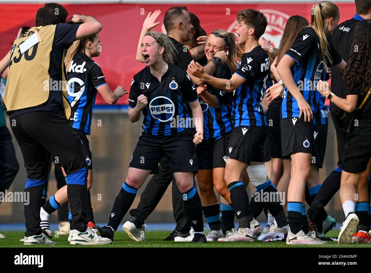 I giocatori del Club YLA con i Celien Guns (10) del Club YLA e Isabelle Iliano (18) del Club YLA festeggiano dopo aver vinto una partita di calcio femminile tra l'Oud Heverlee Leuven e il Club Brugge YLA nella finale di Coppa del Belgio, venerdì 1° maggio 2024 a Lovanio, BELGIO. FOTO SPORTPIX | David Catry Foto Stock