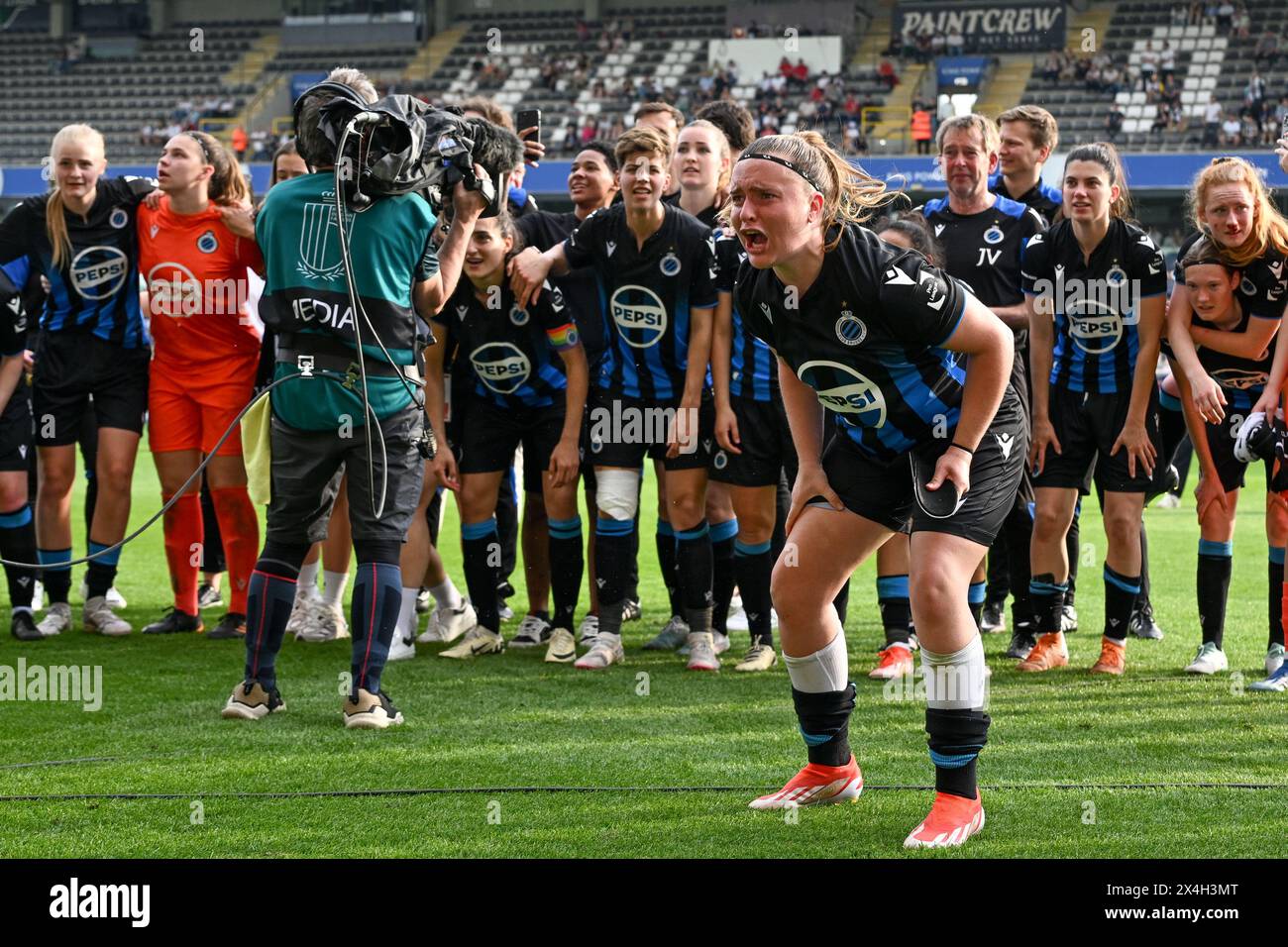 I giocatori del Club YLA con Davinia Vanmechelen (25) del Club YLA festeggiano dopo aver vinto una partita di calcio femminile tra Oud Heverlee Leuven e Club Brugge YLA nella finale di Coppa del Belgio, venerdì 1° maggio 2024 a Lovanio, BELGIO. FOTO SPORTPIX | David Catry Foto Stock